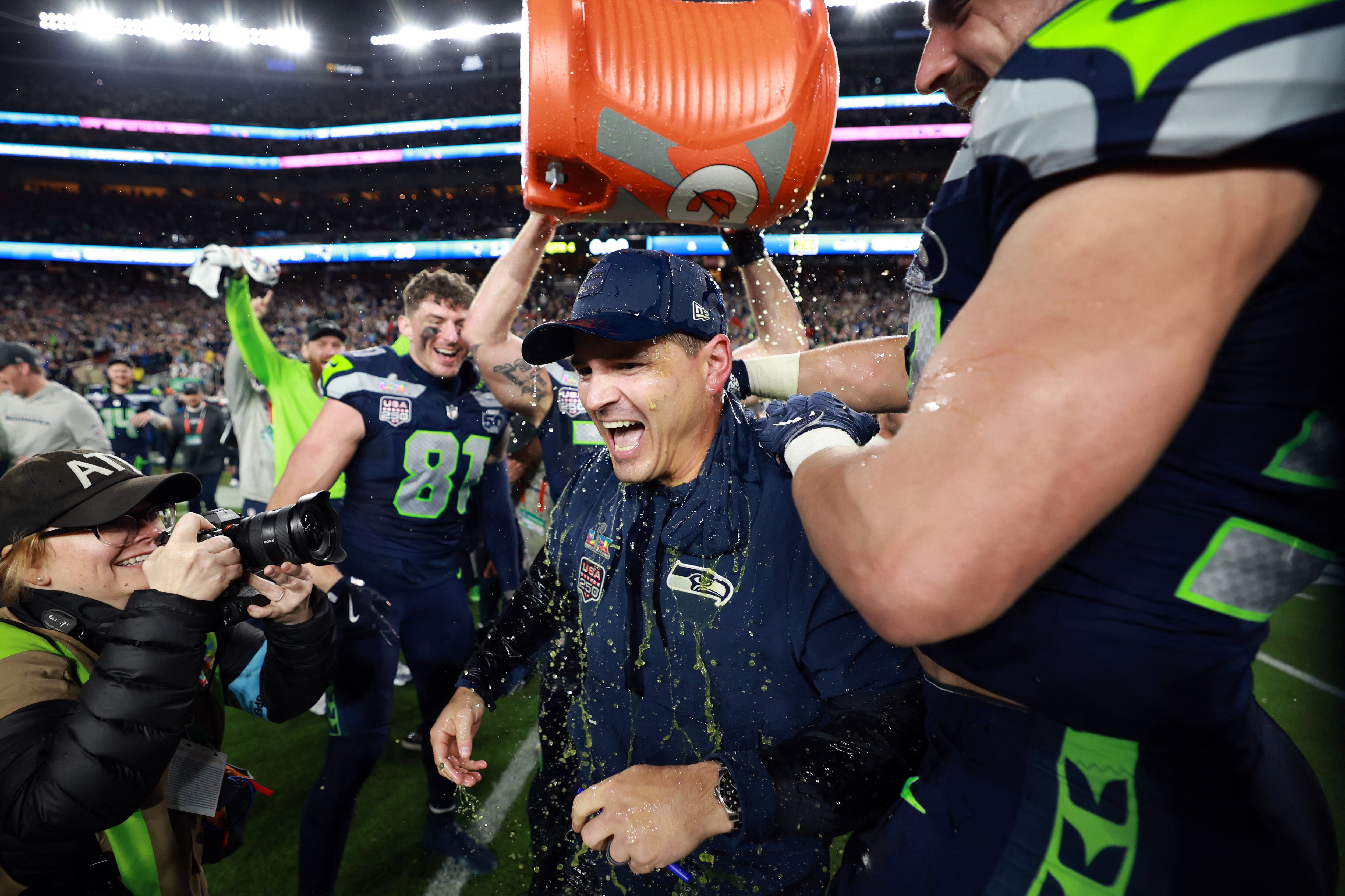 Los Seattle Seahawks vencieron a los New England Patriots y levantaron el título de la NFL (Mark J. Rebilas-Imagn Images)