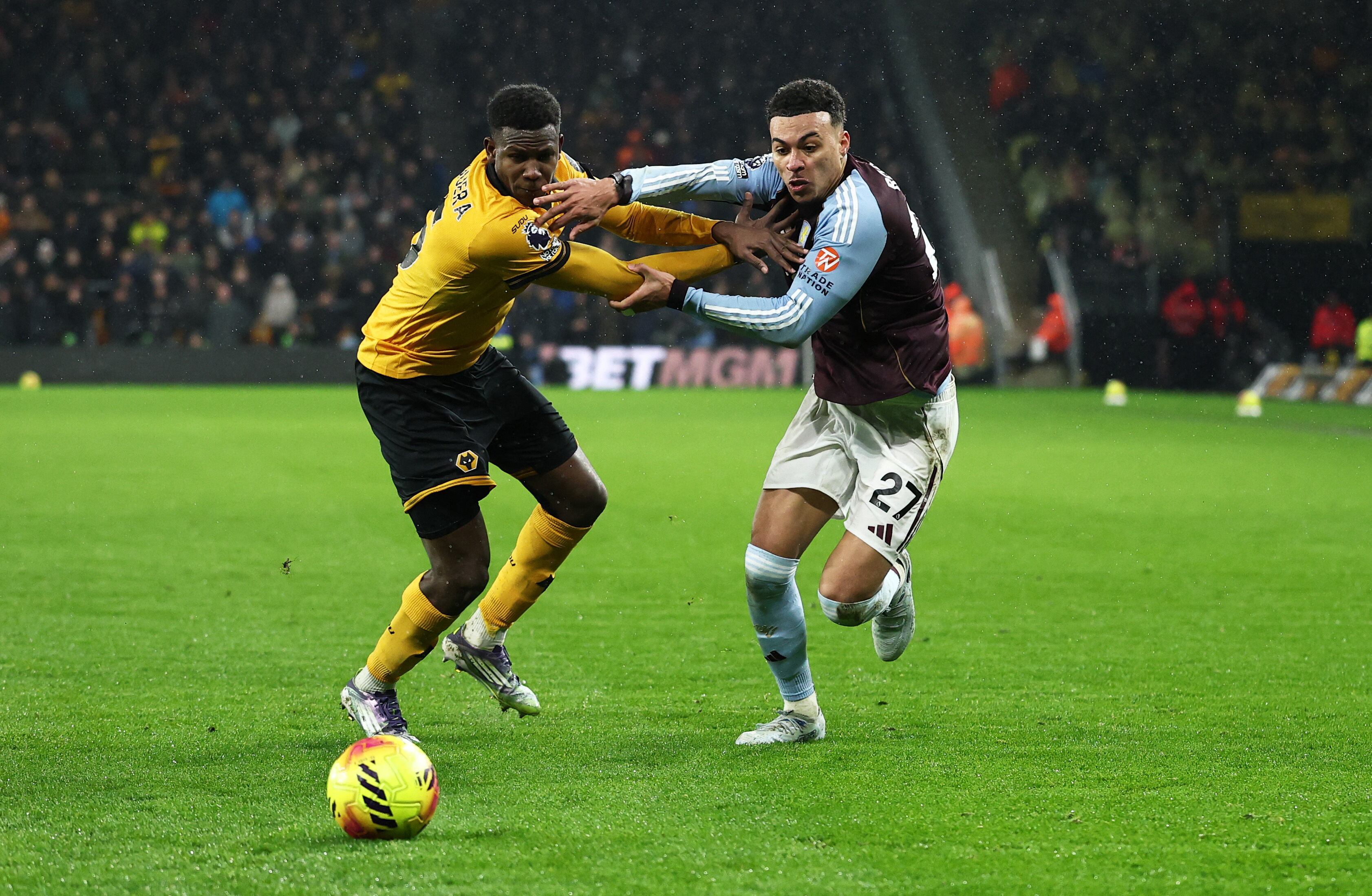 Yerson Mosquera disputando una pelota con Morgan Rogers - crédito David Klein / REUTERS