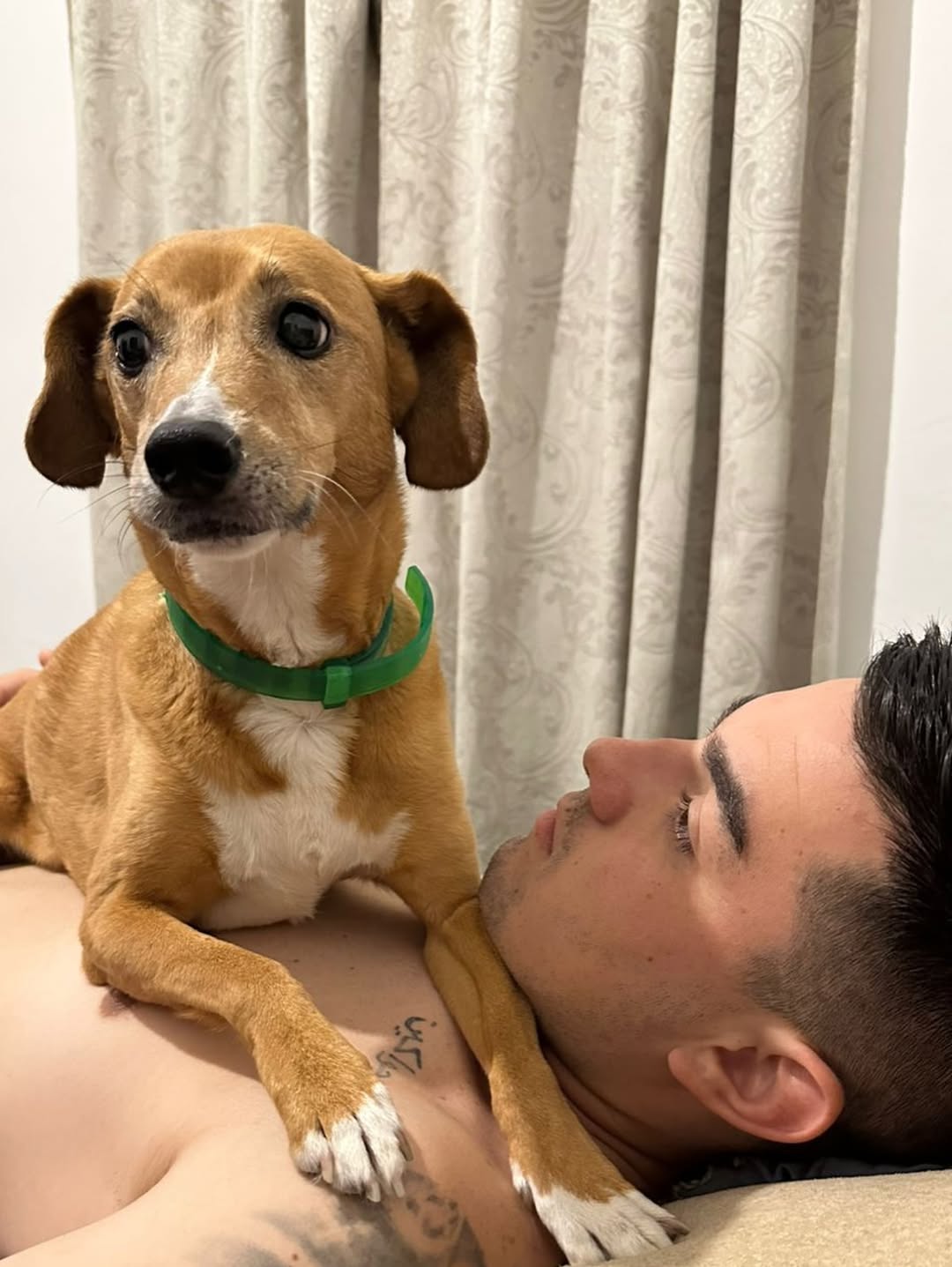 El árbitro de fútbol Emanuel Leguizamón con su mascota (Instagram: micaelapalavecinoa)