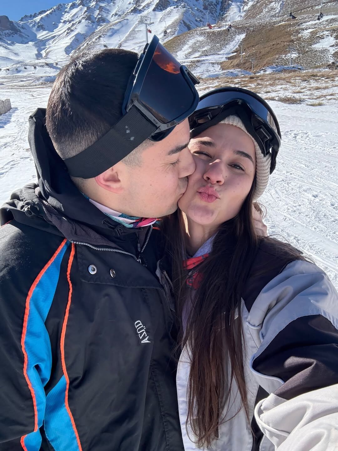 El árbitro de fútbol Emanuel Leguizamón y su pareja Micaela Palavecino durante sus vacaciones. El referí de 24 años murió en un accidente tránsito tras dirigir un partido en Santa Cruz (Instagram: micaelapalavecinoa)