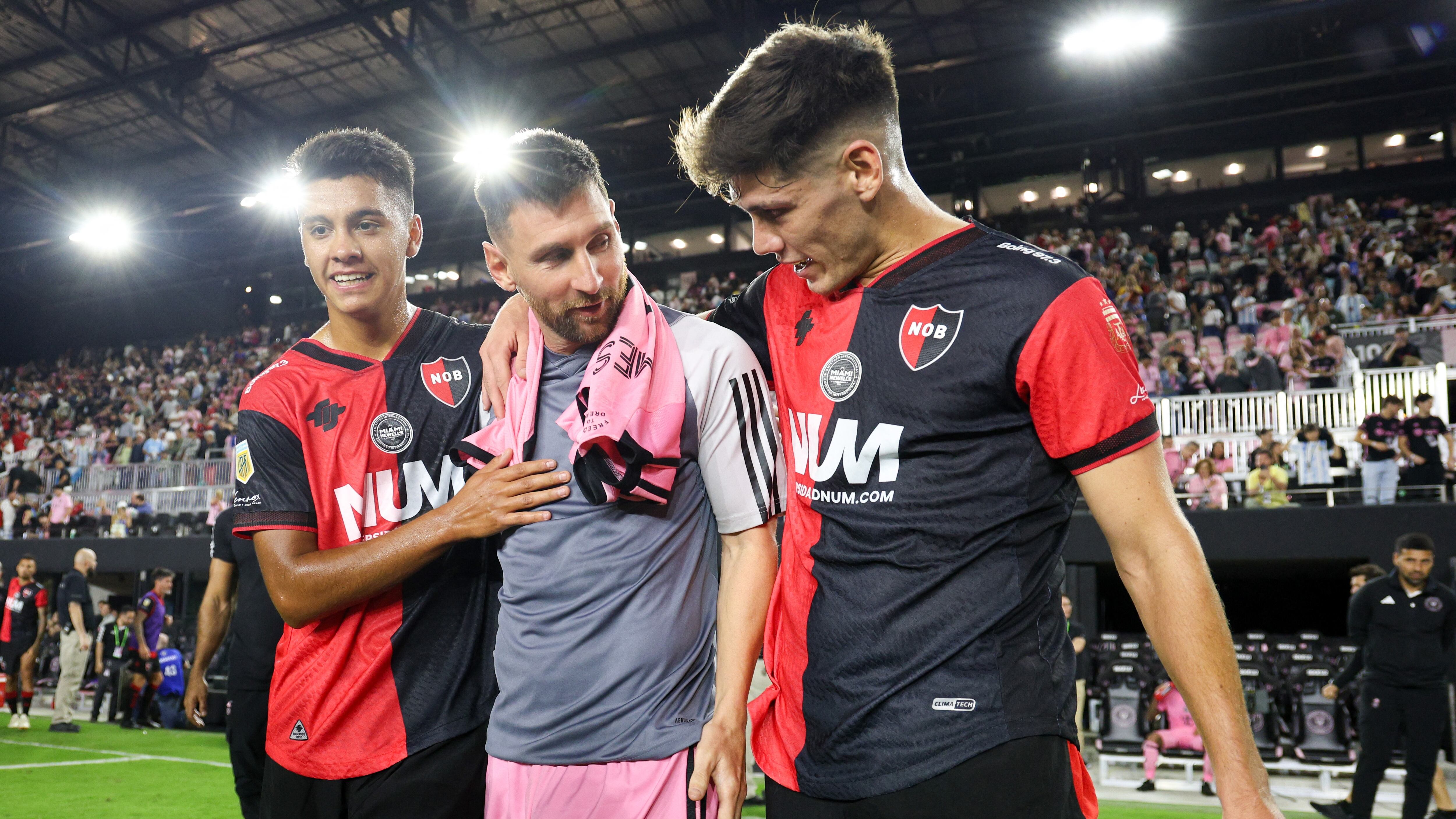 Messi junto a dos jugadores de Newell's en el amistoso que se disputó en Miami en 2024 (Mandatory Credit: Nathan Ray Seebeck-USA TODAY Sports)