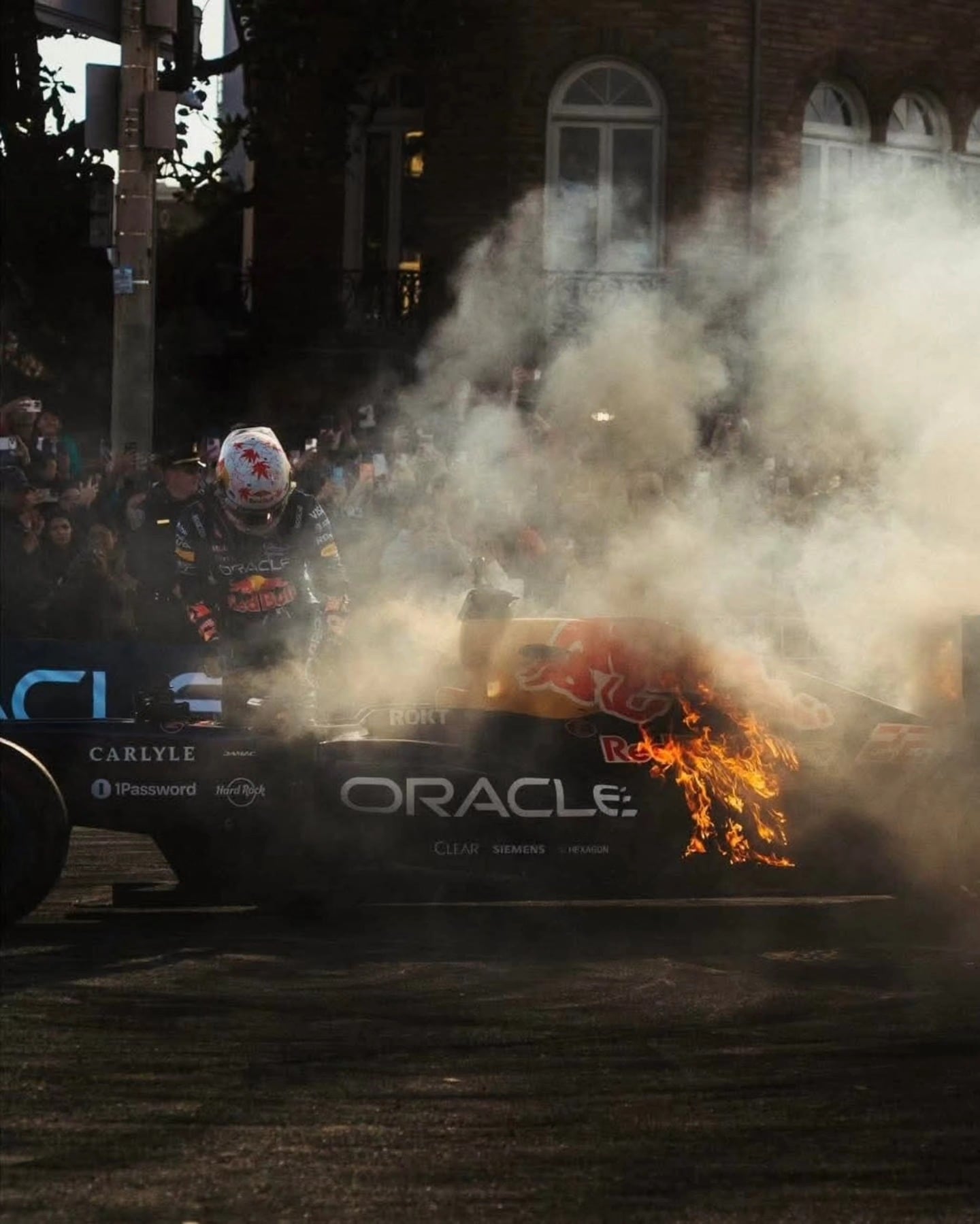 El piloto jaónés ya salió del cockpit tras el fuego en el Red Bull durante la exhibición