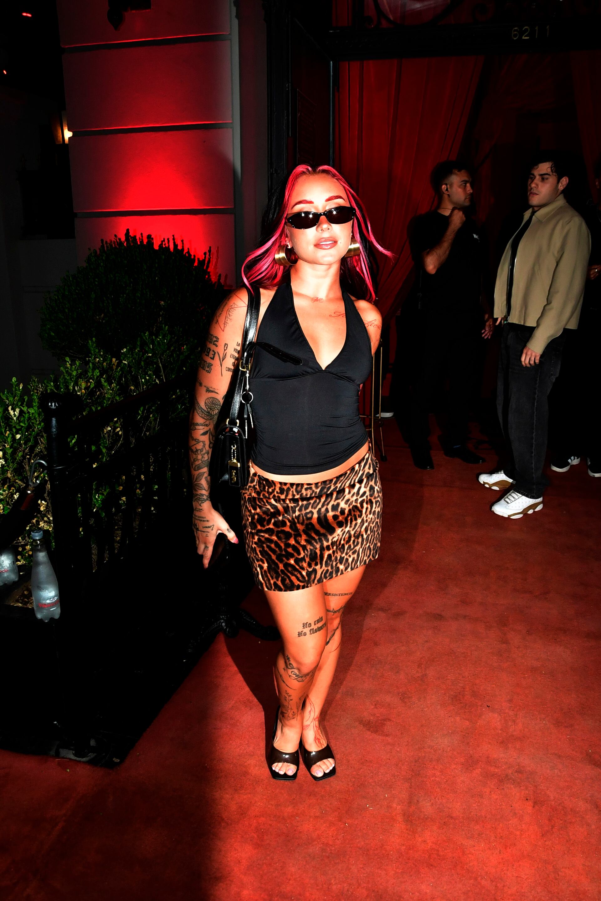 Este ejercicio fortalece el dorsal ancho, los romboides y el trapecio medio, contribuyendo a una postura erguida y estable en la vida diaria y en el deporte