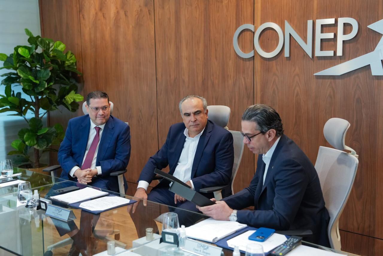 Integrantes de la Junta Directiva del CONEP durante el acto de reconocimiento celebrado en Santo Domingo./(Cortesía)