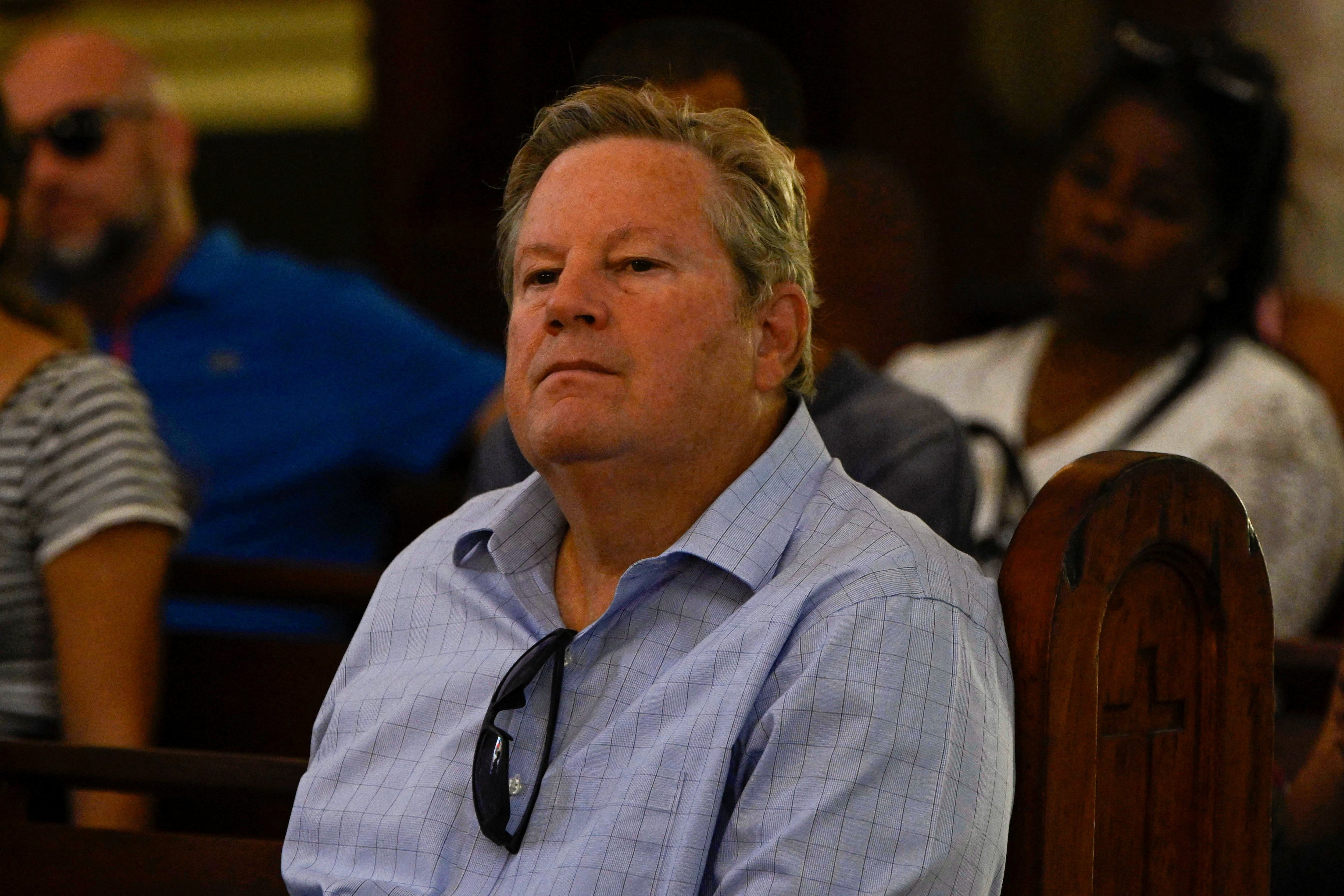 Mike Hammer, encargado de negocios de Estados Unidos en Cuba, asiste a una misa conmemorativa por la fallecida cantante de salsa cubana Celia Cruz en la Iglesia de Nuestra Señora de la Caridad en La Habana, Cuba, el 21 de octubre de 2025 (REUTERS/Norlys Perez)