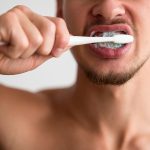 El error nocturno al cepillarse antes de dormir puede dañar la sonrisa sin que la mayoría lo advierta