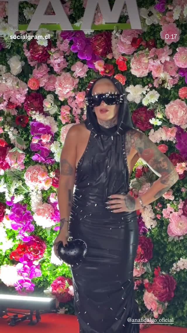 Complementos futuristas, como maxi anteojos oscuros y clutch rígido, reforzaron el concepto dark glam de Juliana Scaglione en el evento