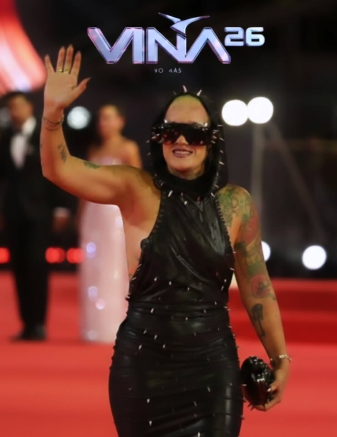 La ex Gran Hermano optó por un vestido negro símil cuero recubierto de tachas plateadas, destacando su identidad rockera y grunge