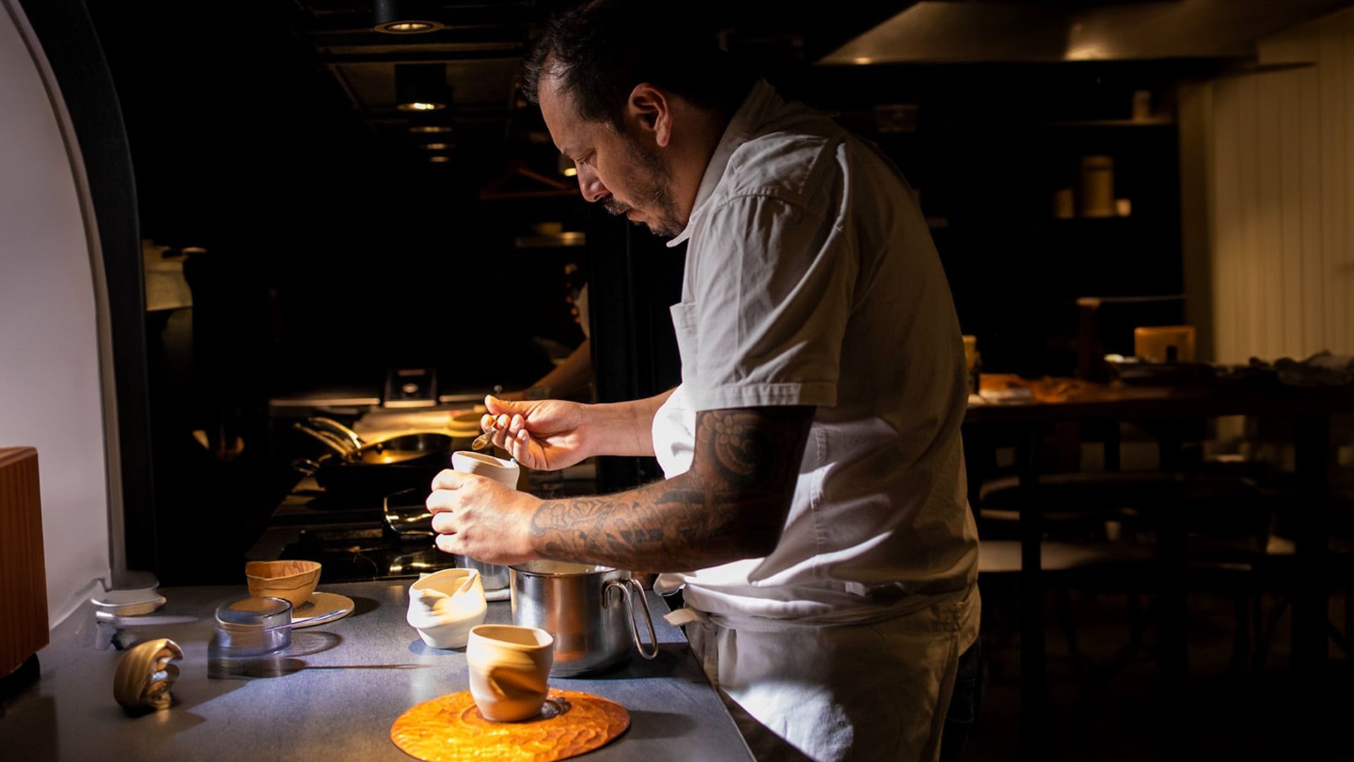 Gonzalo Aramburu, líder del reconocido restaurante, compartió un momento personal con el cantante (Visit Argentina)