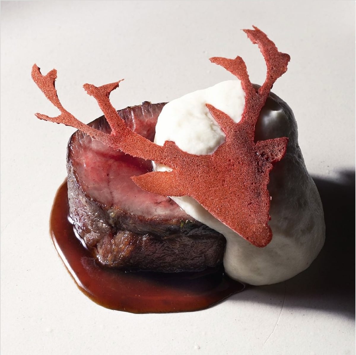 La innovación y la técnica de vanguardia marcan la identidad de la cocina creada por Gonzalo Aramburu (Instagram)