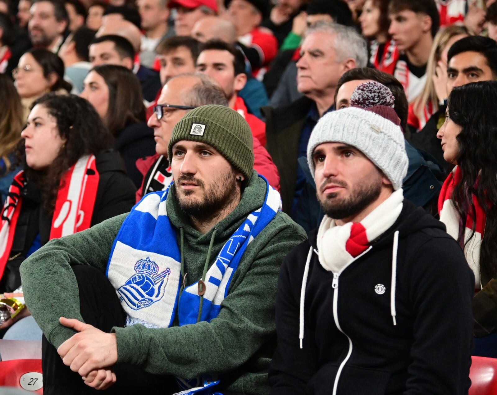 Un hincha de la Real Sociedad y otro del Athletic de Bilbao, juntos mirando el partido el derbi vasco en San Mamés (Foto gentileza: La Liga)