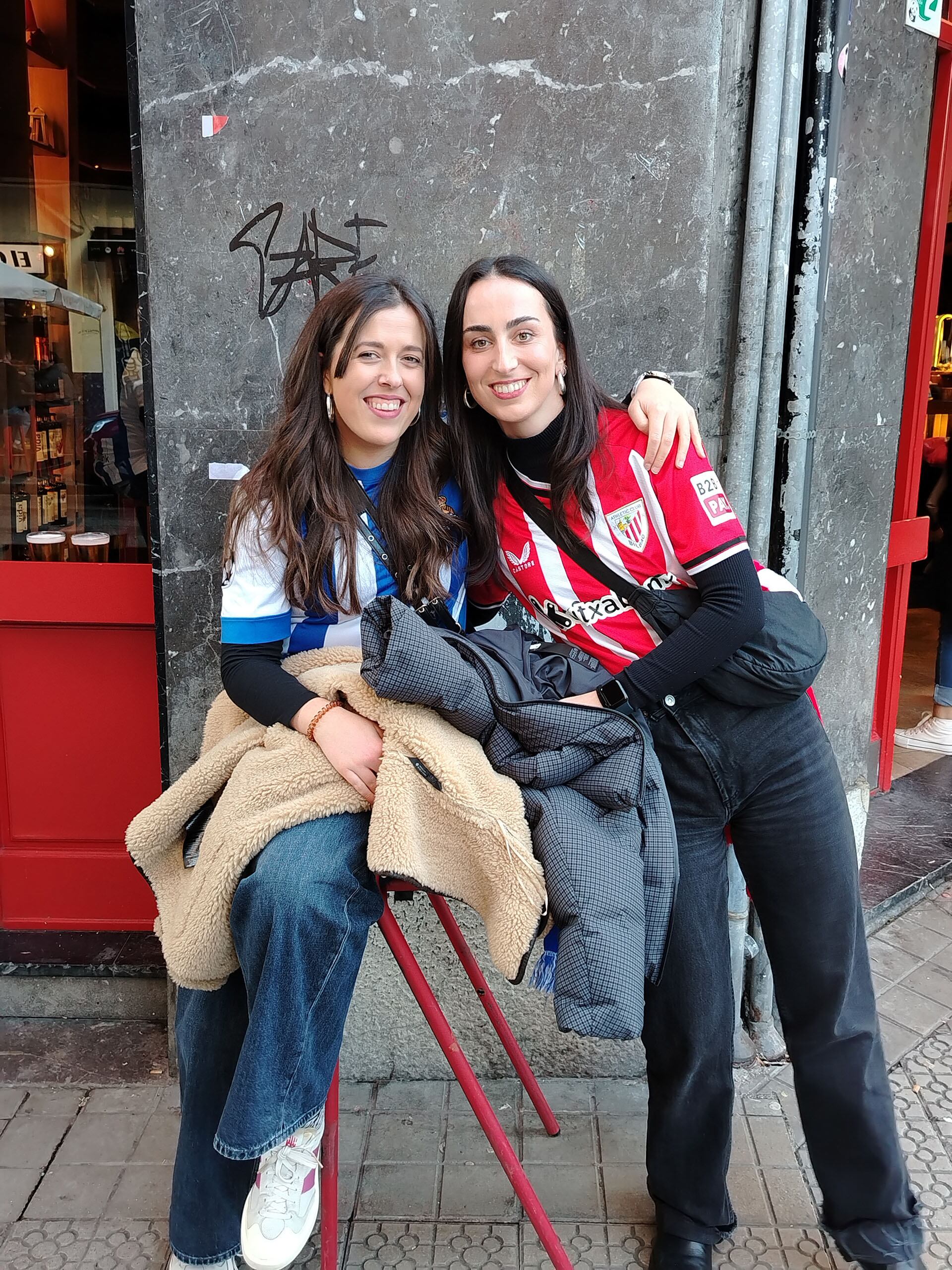 Dos amigas disfrutan de la previa del clásico vasco entre Athletic Club de Bilbao y Real Sociedad