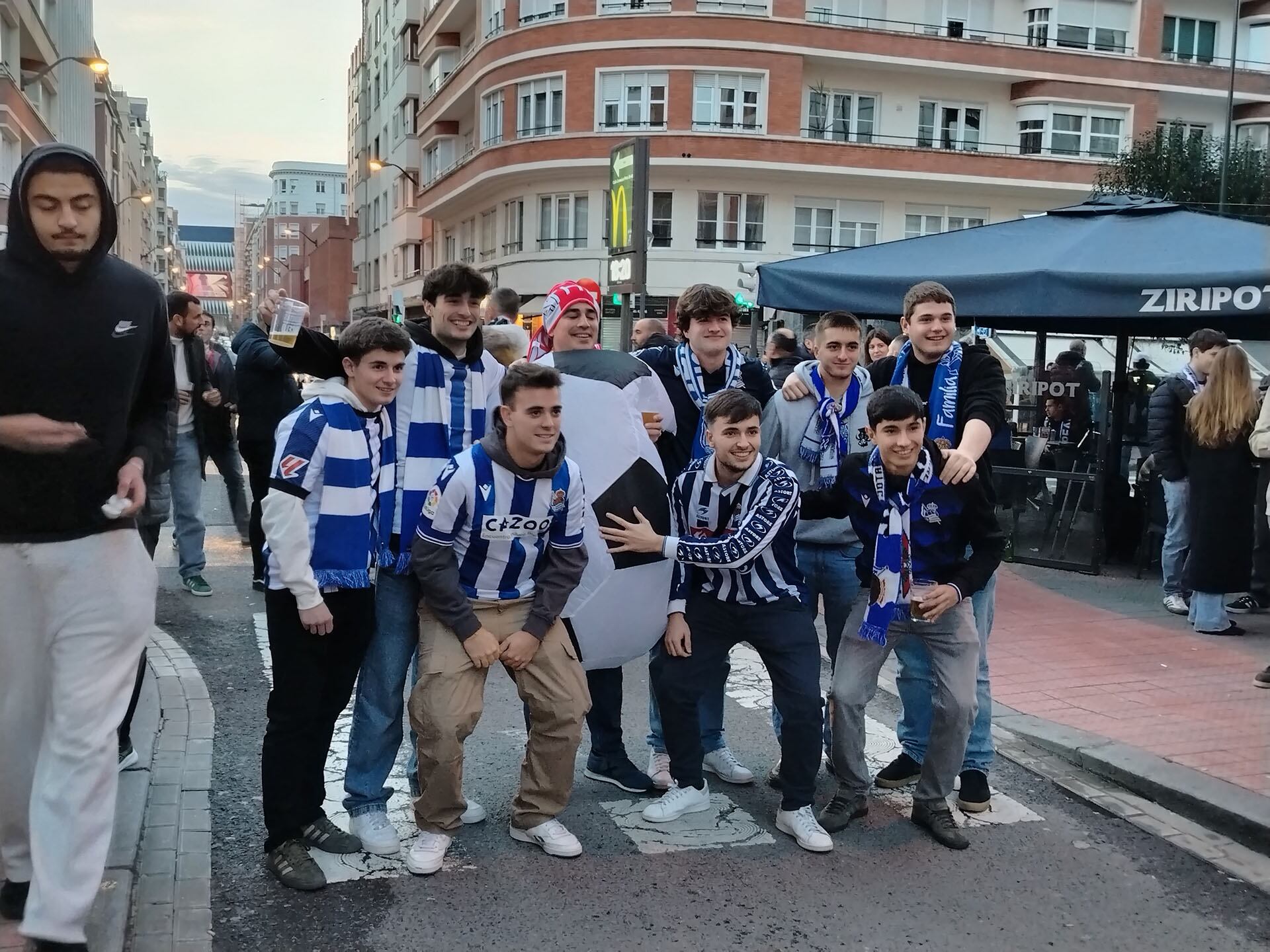 El hombre pelota del Athletic de Bilbao, rodeado de hinchas de la Real Sociedad