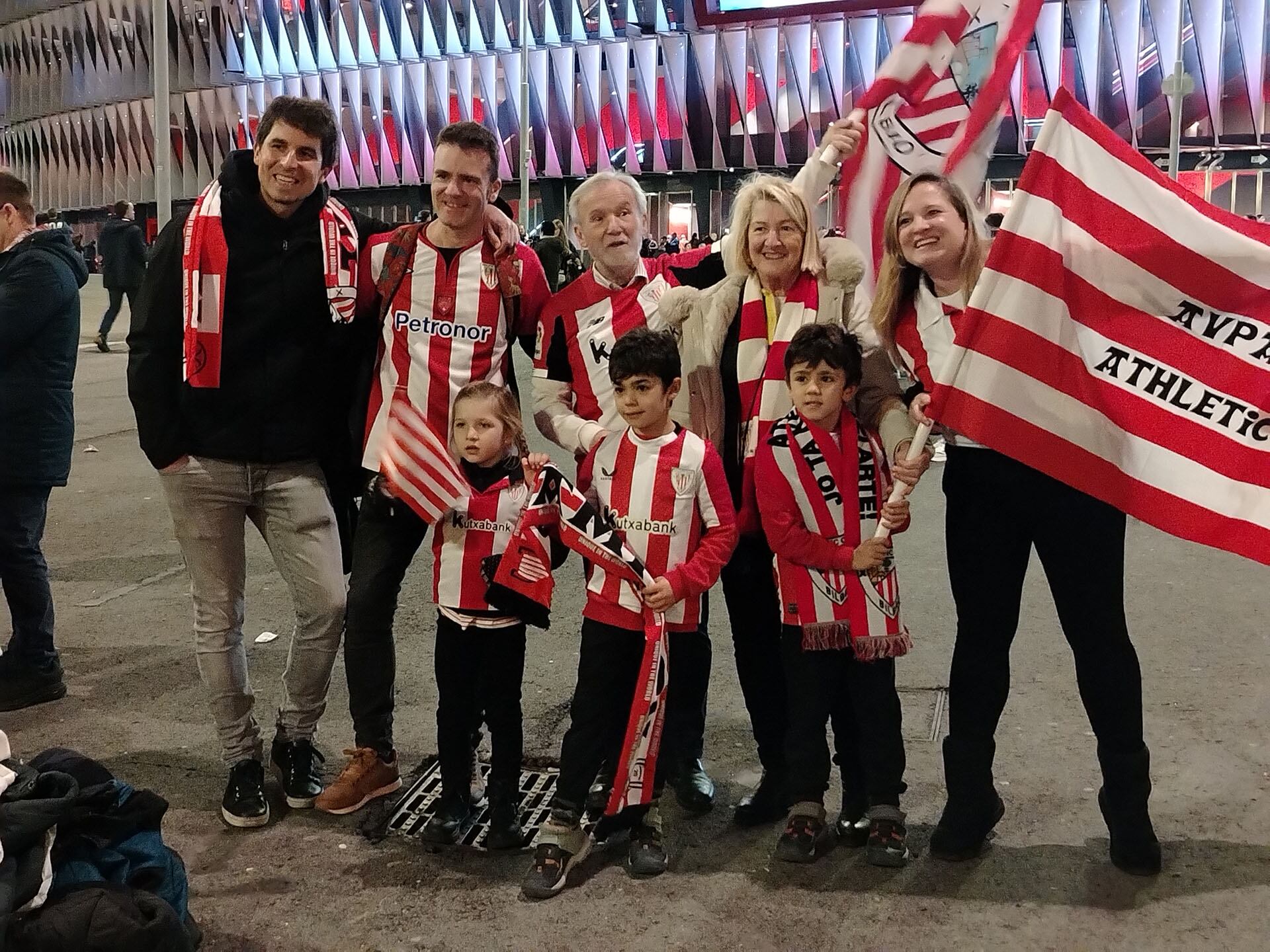 El color de los hinchas del Athletic en la previa al derbi vasco