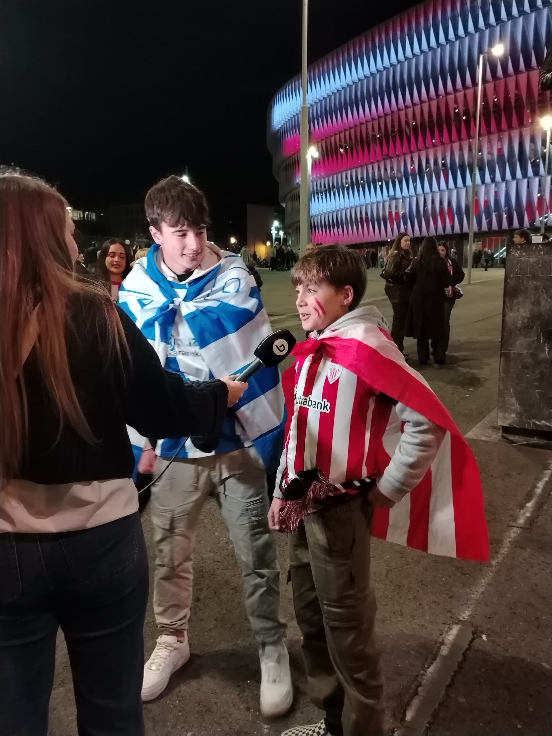 Dos hermanos que comparten la pasión del fútbol, con distintas camisetas