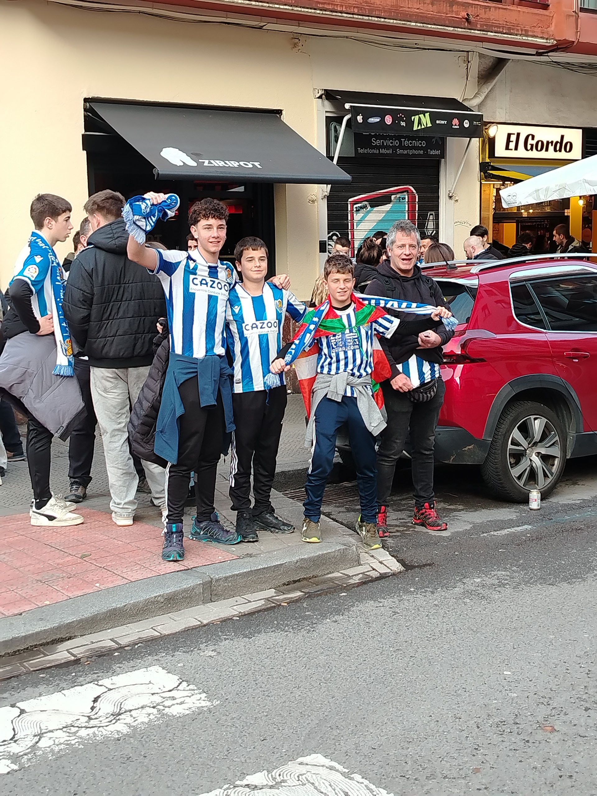 Un grupo de seguidores de la Real Sociedad en las calles de Bilbao