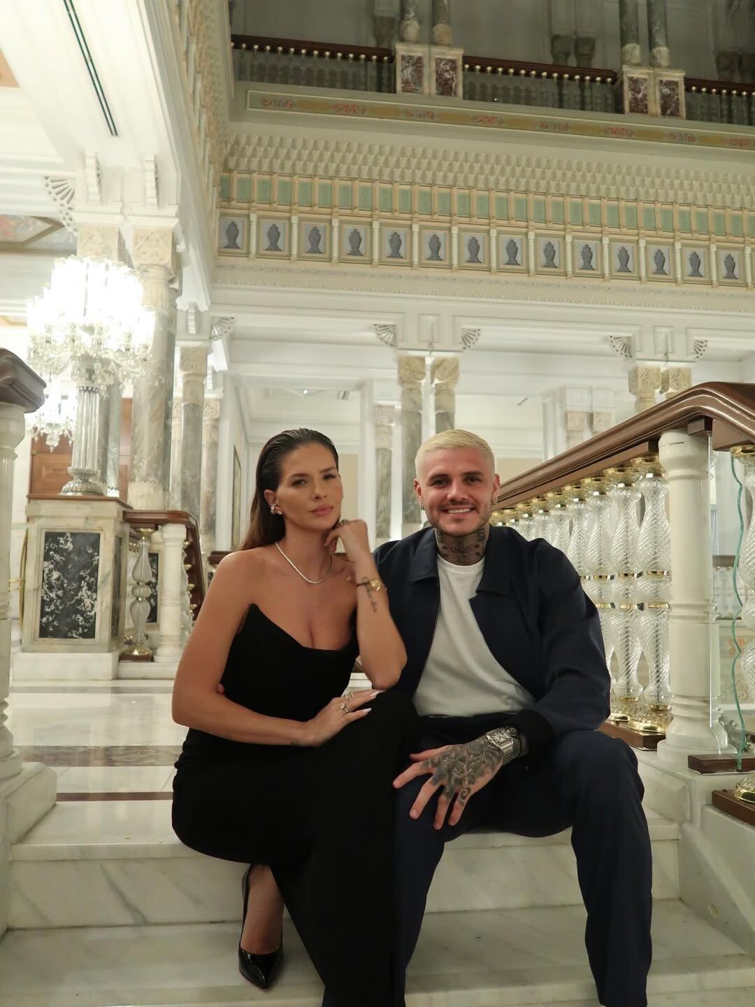 La velada de Icardi incluyó globos metálicos y un ambiente romántico en un hotel cinco estrellas, reforzando la imagen de pareja consolidada