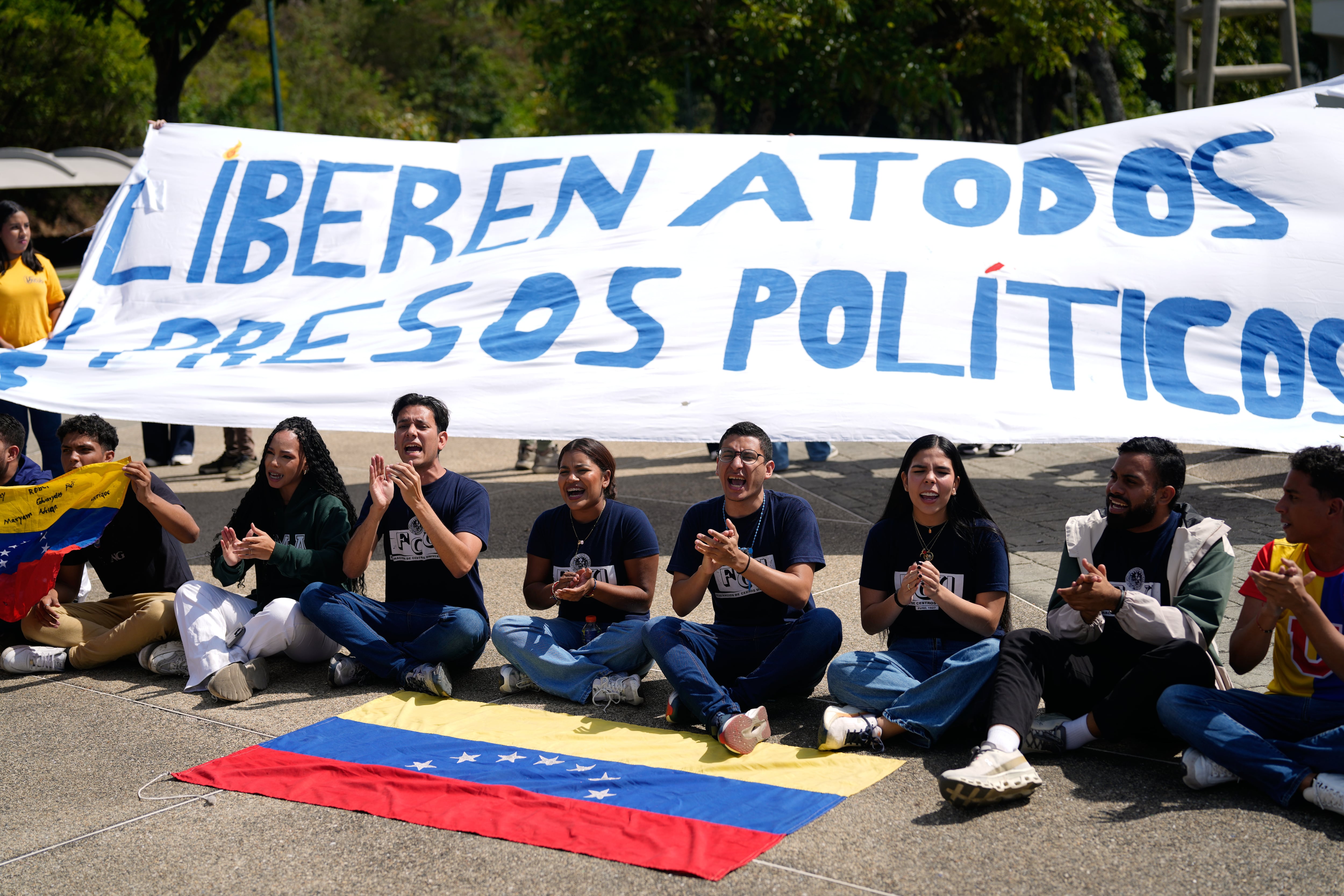 Estudiantes universitarios se manifiestan para exigir la liberación de presos políticos en Caracas (AP Foto/Ariana Cubillos/Archivo)