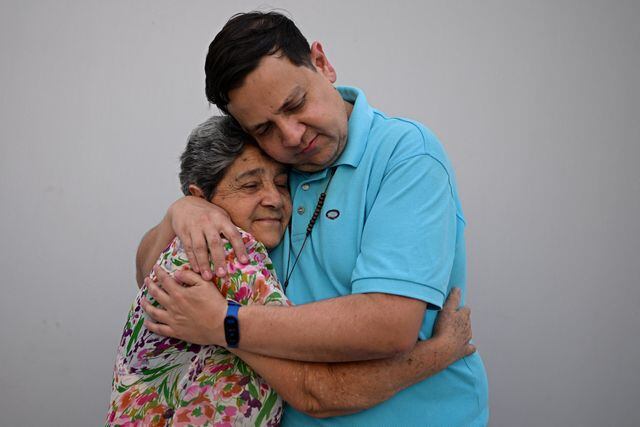 El activista venezolano de derechos humanos Javier Tarazona abraza a su madre, Teresa Sánchez, tras ser excarcelado del centro de detención El Helicoide (REUTERS/Gaby Oraa)