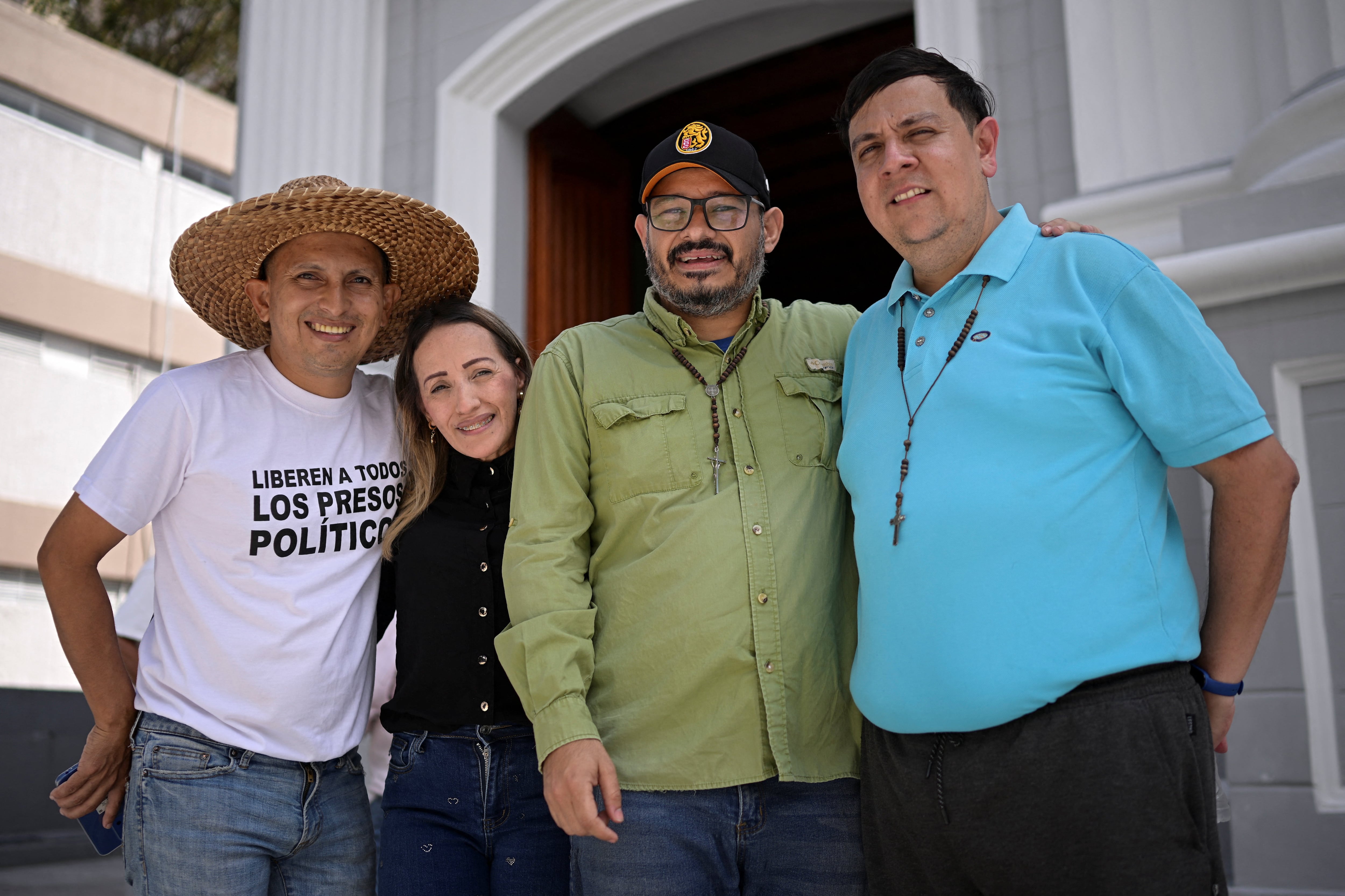 El activista venezolano de derechos humanos Javier Tarazona, recién excarcelado de El Helicoide, aparece junto al periodista Carlos Julio Rojas y el activista Carlos Azuaje, también liberados, en Caracas (REUTERS/Gaby Oraa)