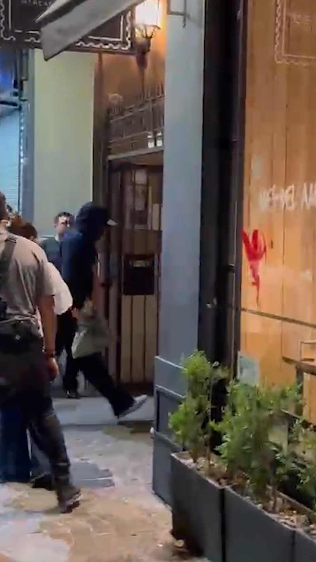 Bad Bunny en su segunda noche en Buenos Aires repitió la rutina de discreción en un restaurante de alta cocina en el Pasaje Suizo de Recoleta (RSFotos)