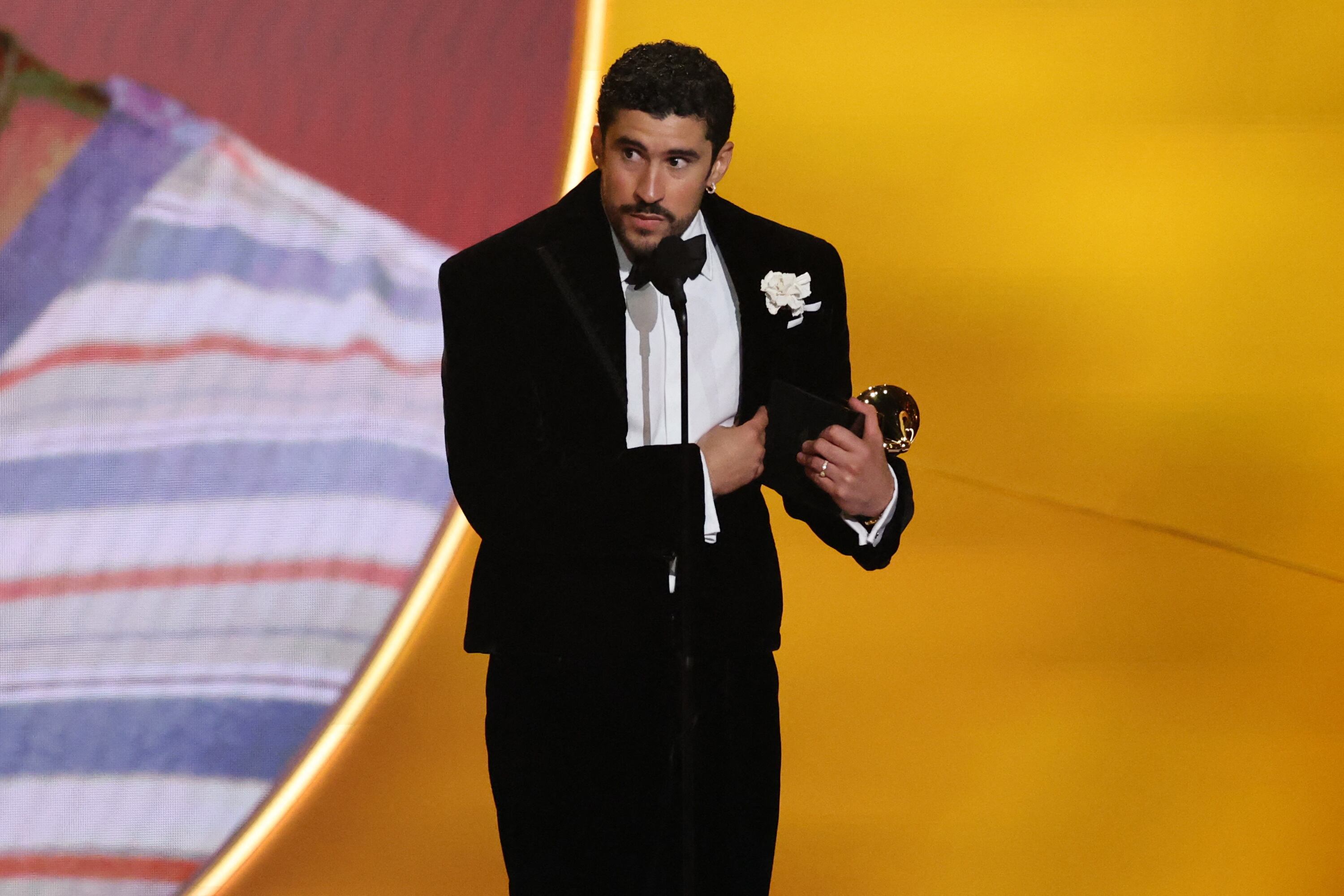 Bad Bunny acepta el premio al Álbum del Año por 