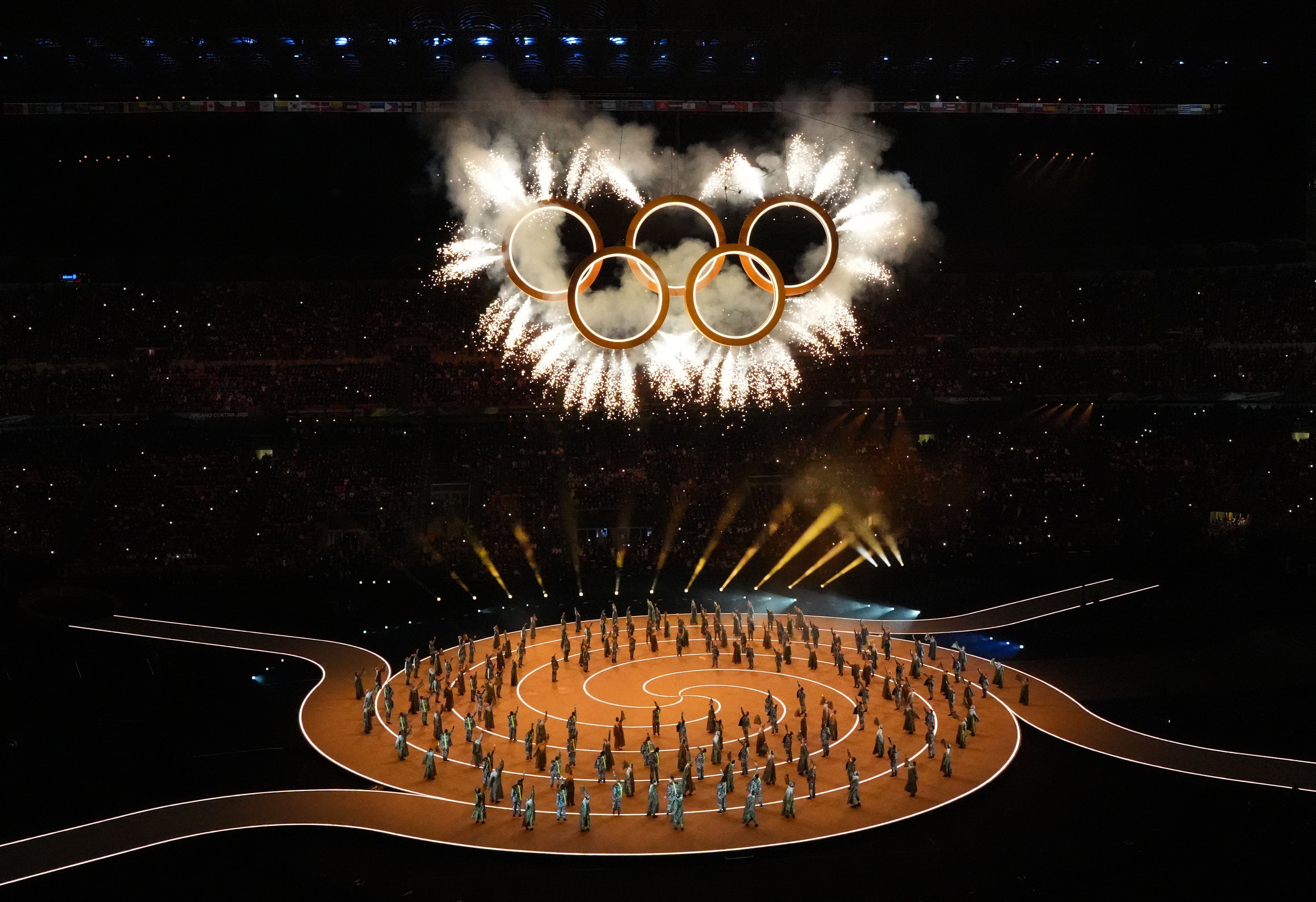 Pirotecnia sobre los anillos olímpicos durante la ceremonia de apertura de los Juegos Olímpicos de Invierno de Milán Cortina 2026 en el Estadio Olímpico de San Siro (Amber Searls-Images/Reuters)