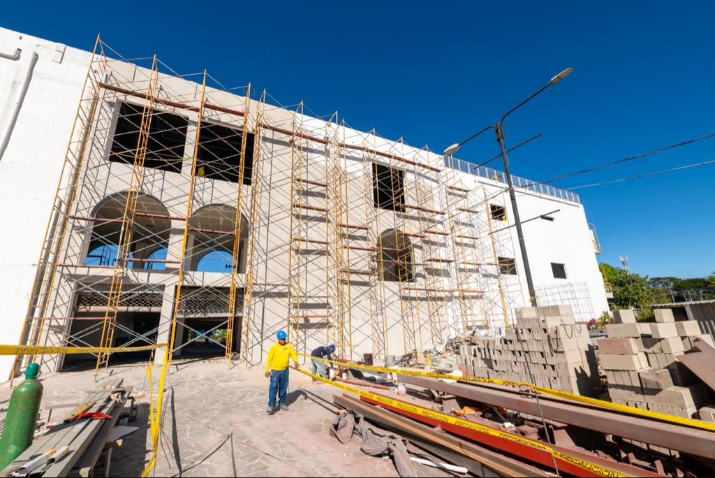 El ministro Romeo Rodríguez presentó durante la entrevista los avances en la construcción de los mercados municipales./(Ministerio de Obras Públicas)