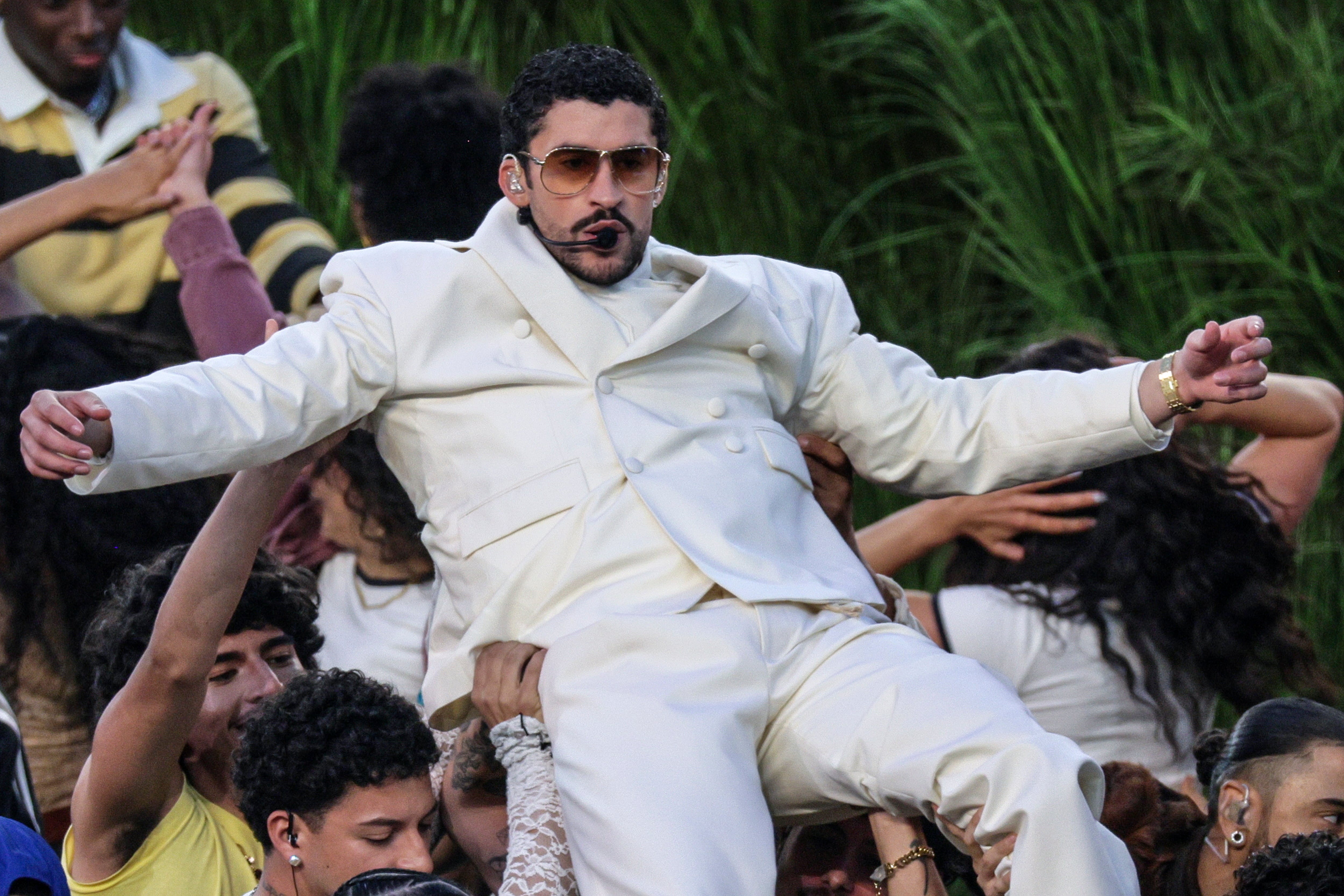 Bad Bunny hizo historia en el Super Bowl con un show enfocado en la representación latinoamericana (EFE/CHRIS TORRES) 