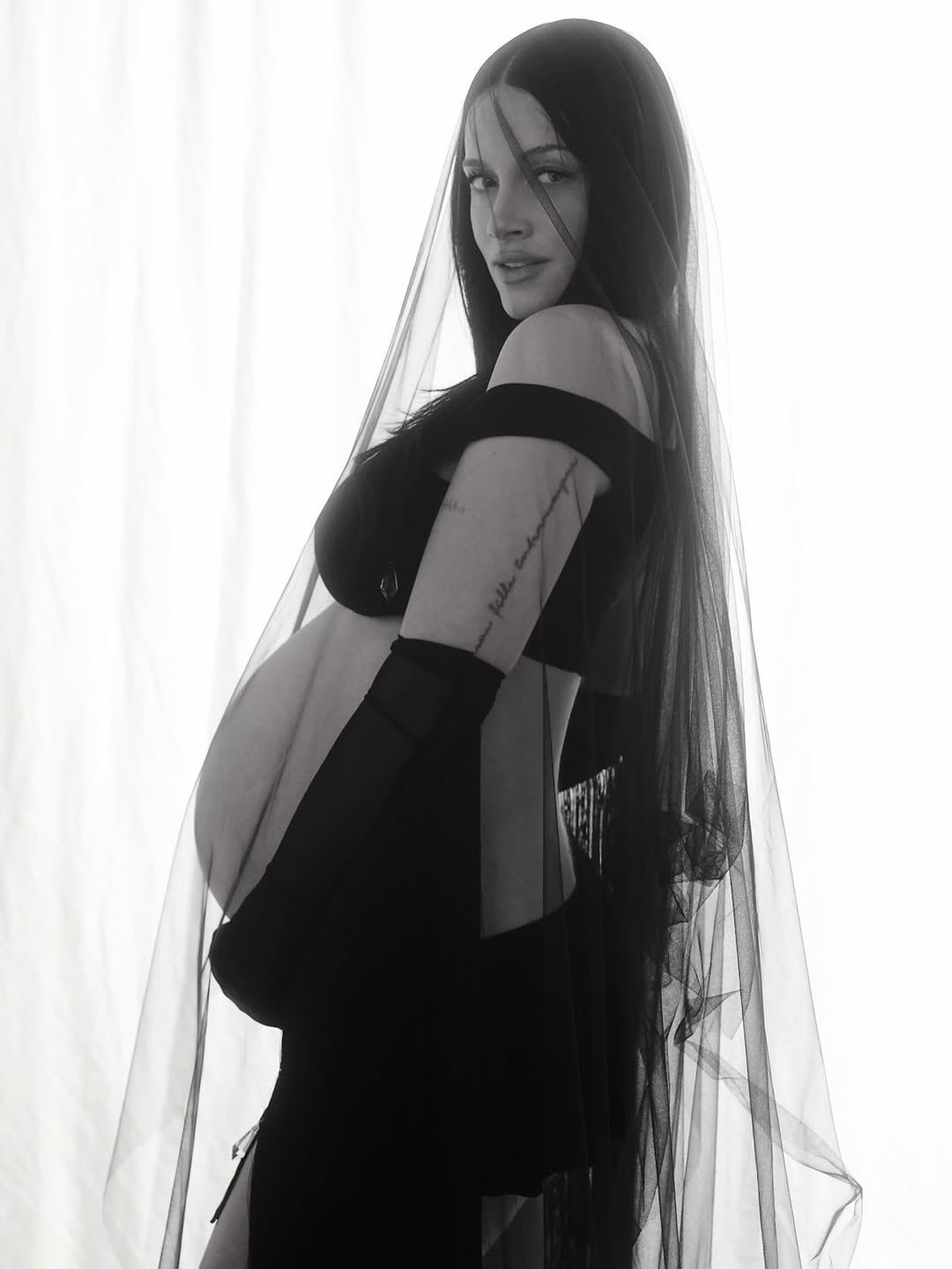 Oriana Sabatini sorprendió con una producción de fotos gótica en blanco y negro durante la recta final de su embarazo