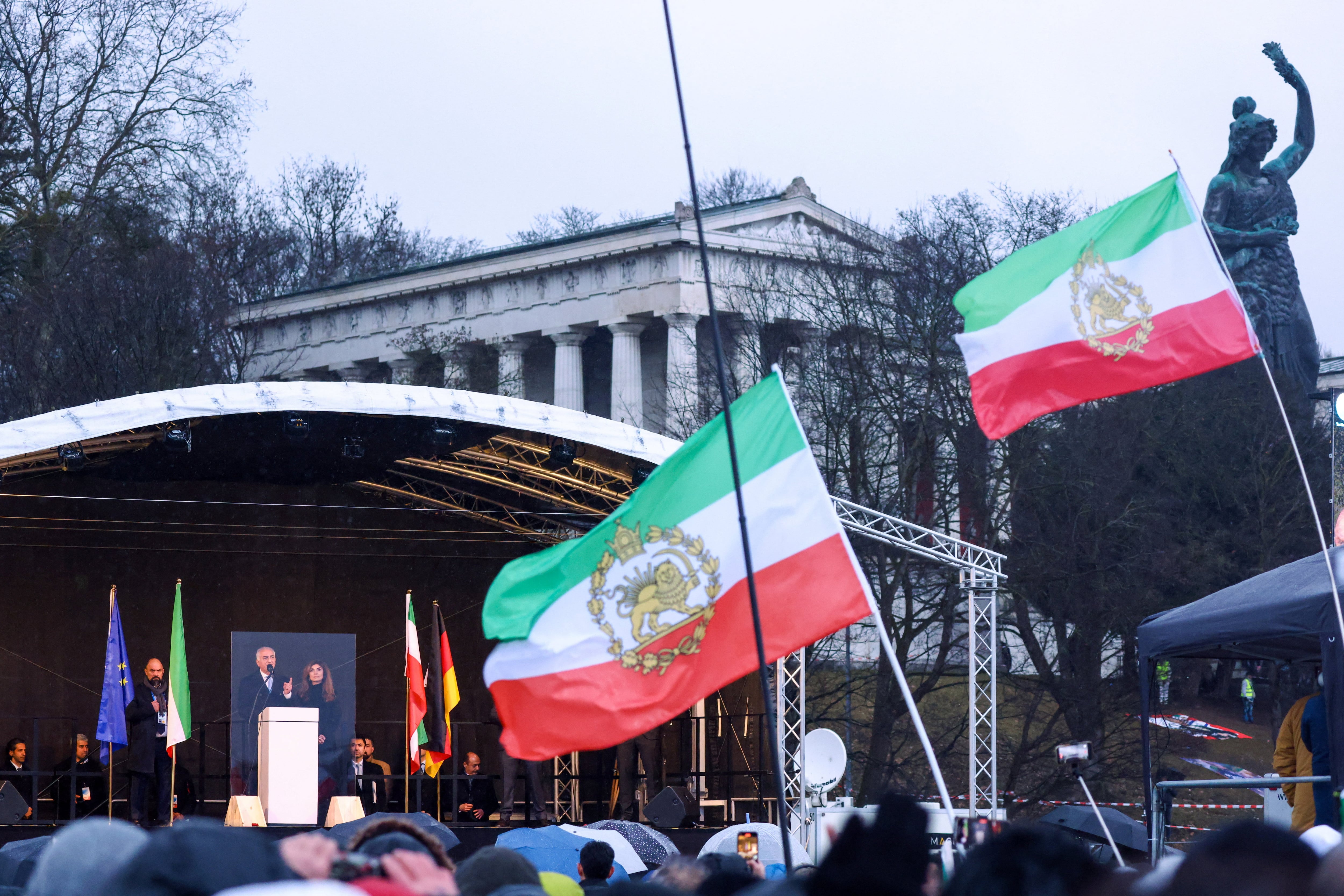 Reza Pahlavi pronuncia su discurso durante una manifestación organizada por el Círculo de Múnich contra el régimen iraní (REUTERS/Thilo Schmuelgen)