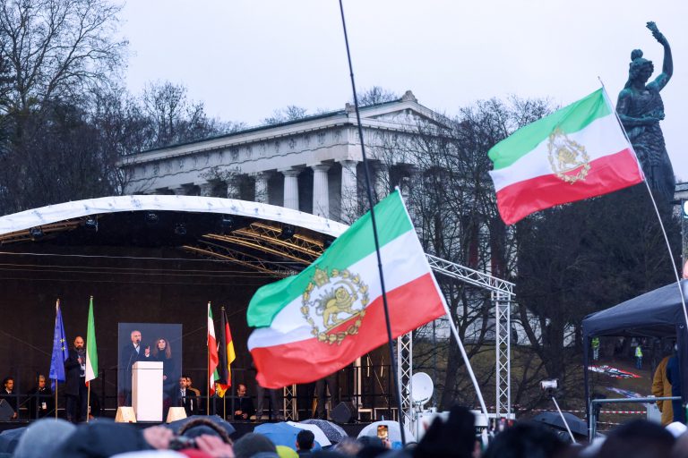 El heredero del sah de Irán propuso liderar la transición hacia la democracia en el país si el régimen ayatolá cae
