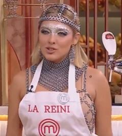 El outfit de Sofía sobresale en el reality gracias al uso de cadenas plateadas, metal, brillo y un estilo de guerrera