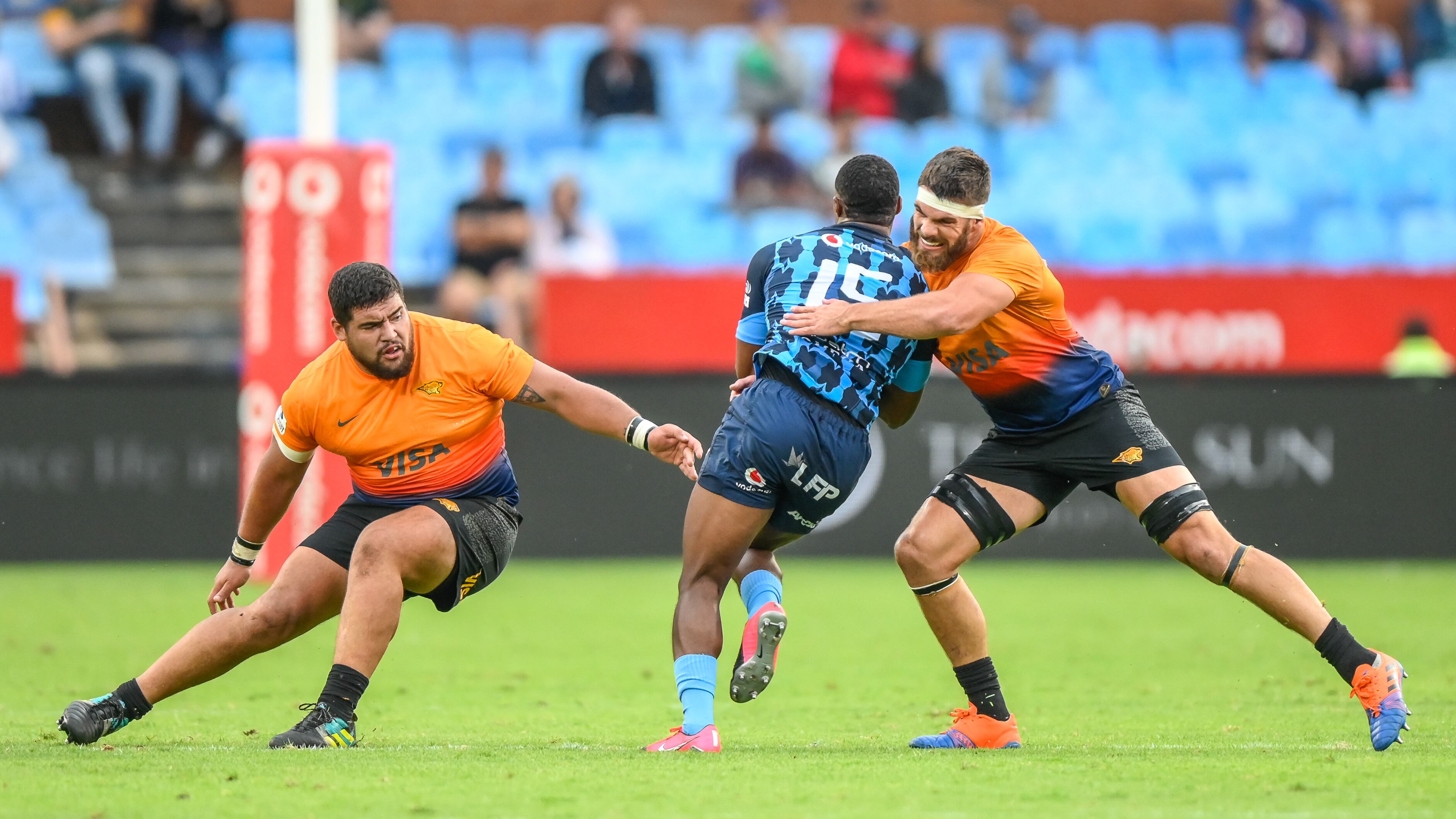 Warrick Gelant defendido por Marcos Kremer cuando Jaguares jugó frente a Bulls en 2020 por el Rugby Championship. (Photo by Christiaan Kotze / AFP)