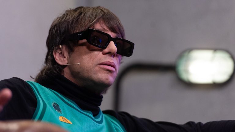 El insólito regreso de Joaquín Levinton a los escenarios tras recuperarse de un infarto: llegó en ambulancia y entró en camilla