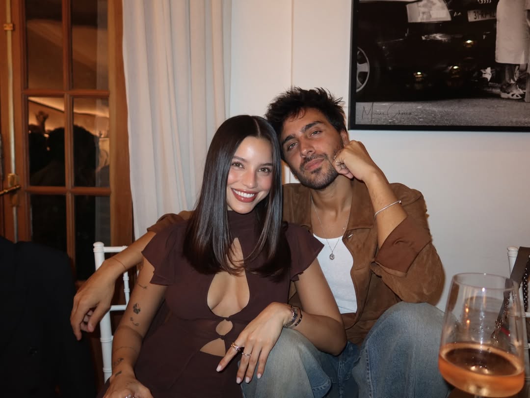 Emilia eligió un look en tonos marrones para el cumpleaños de su amigo 