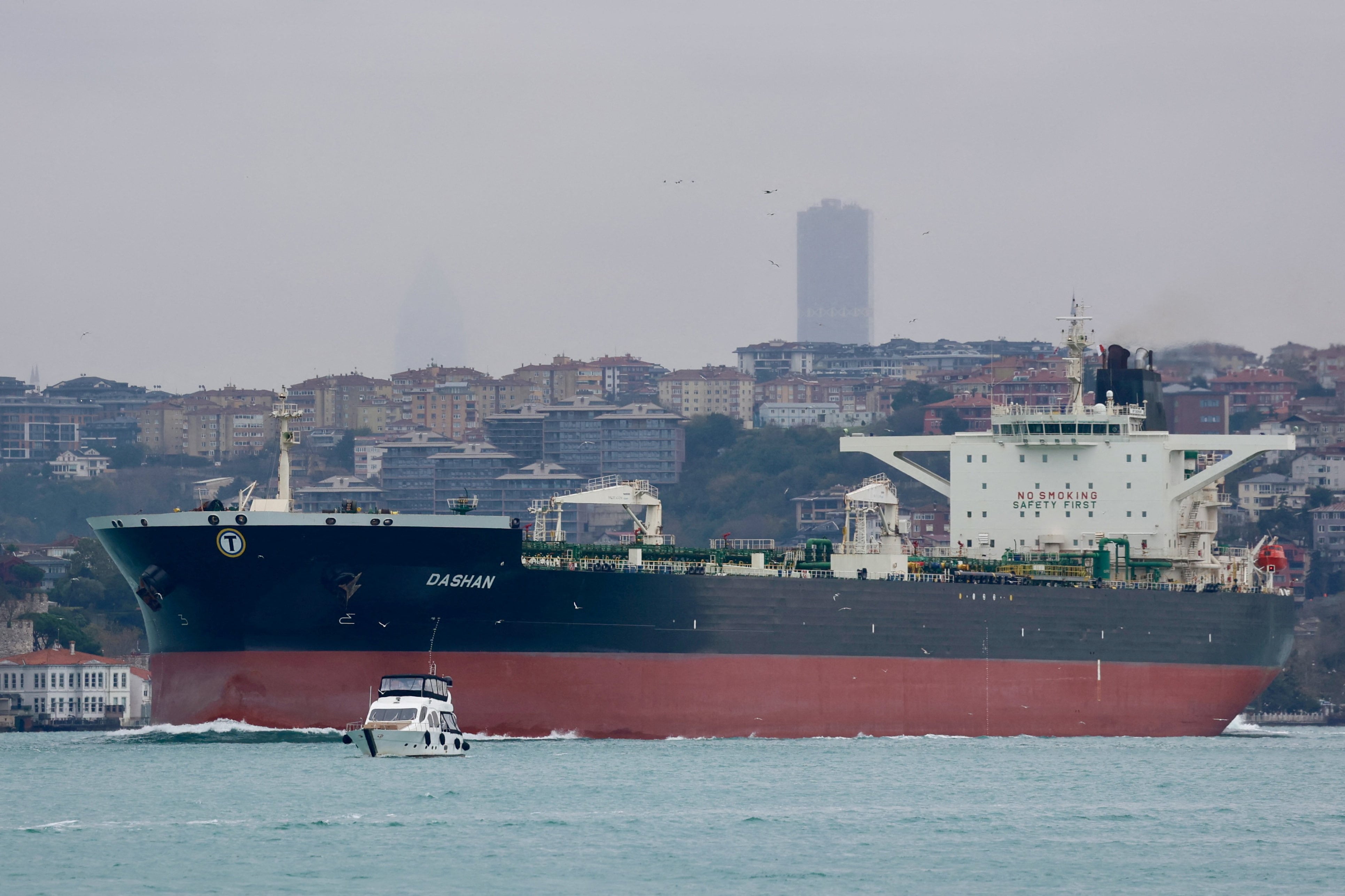 El petrolero Dashan, de la flota fantasma rusa, transita el Bósforo rumbo al mar Negro. Se estima que entre 600 y 800 buques sancionados de este tipo operan en todo el mundo. (REUTERS/Yoruk Isik)