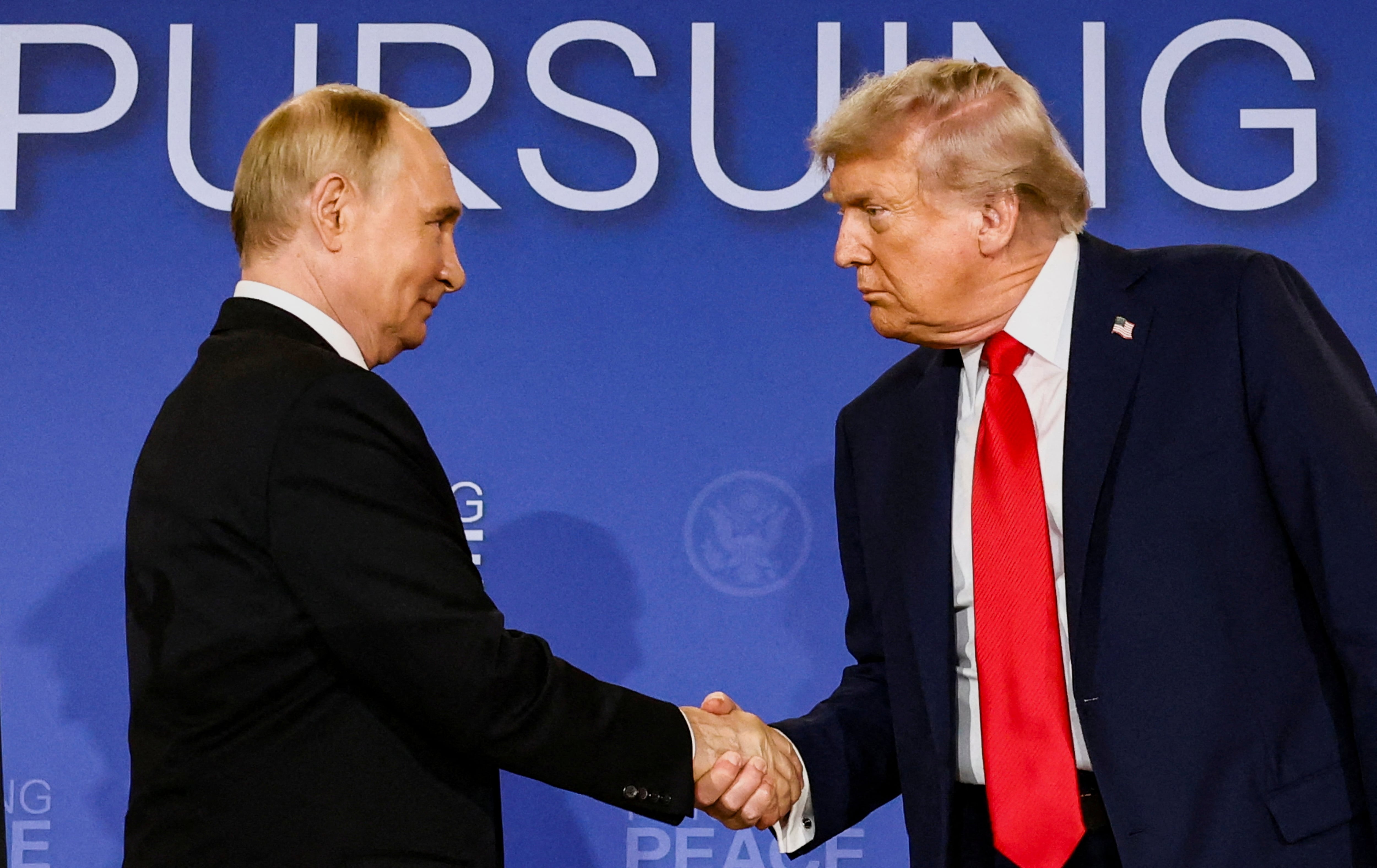 El presidente de EEUU, Donald Trump, y el presidente ruso, Vladimir Putin. Washington presiona para poner fin a la guerra que ha matado a decenas de miles. (REUTERS/Kevin Lamarque/archivo)