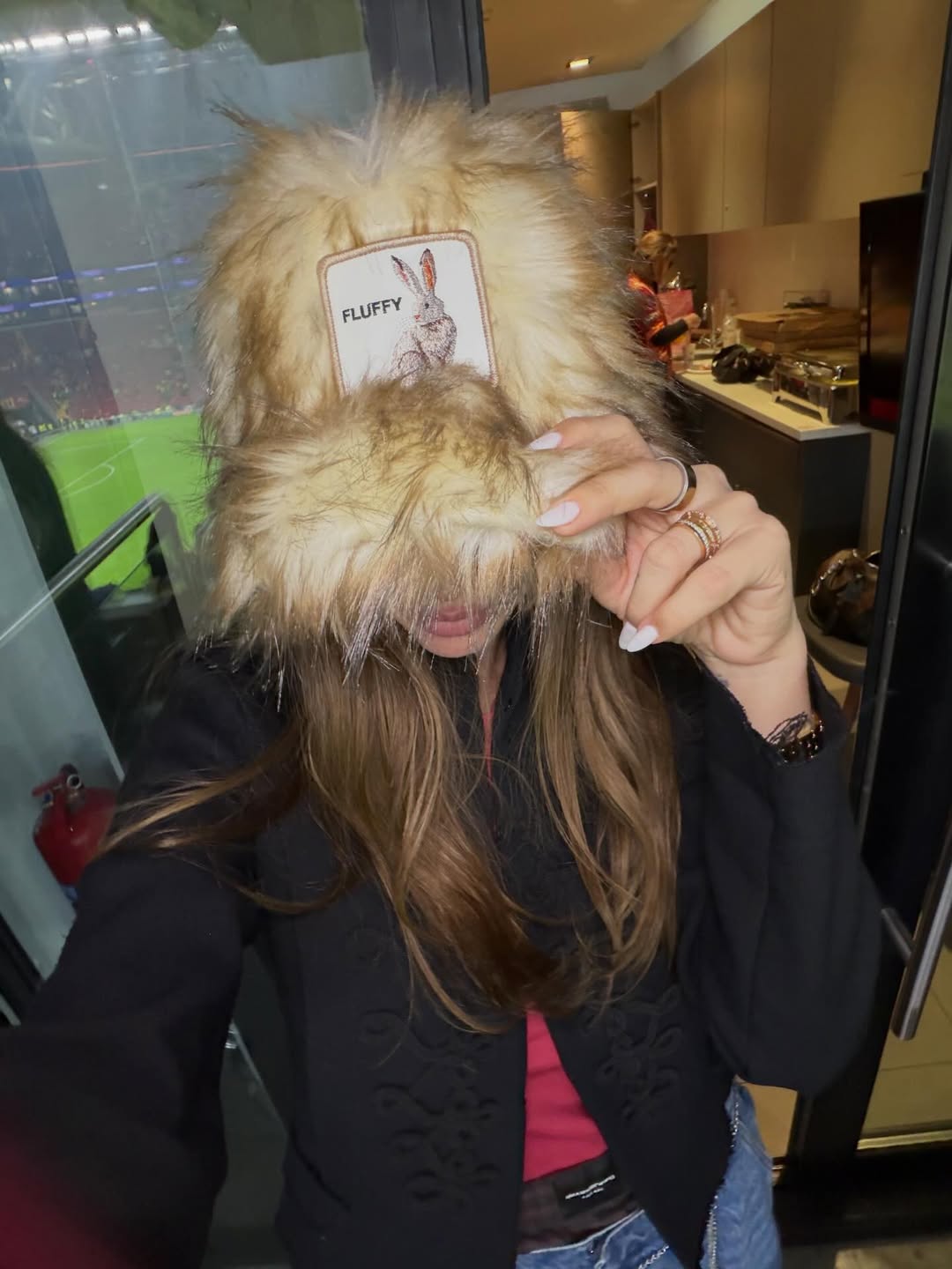 El look urbano e invernal de la China, con gorro furry y bolso Louis Vuitton, marcó tendencia en el partido del Galatasaray en Estambul