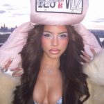 El llamativo look de Emilia Mernes para anunciar su nueva apuesta musical: bikini a cuadros y estética retro