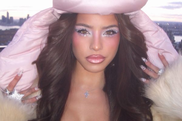 El llamativo look de Emilia Mernes para anunciar su nueva apuesta musical: bikini a cuadros y estética retro