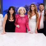El llamativo look de Mirtha Legrand en su glamoroso regreso a Buenos Aires: vestido fucsia, cristales y plumas