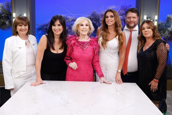 El llamativo look de Mirtha Legrand en su glamoroso regreso a Buenos Aires: vestido fucsia, cristales y plumas