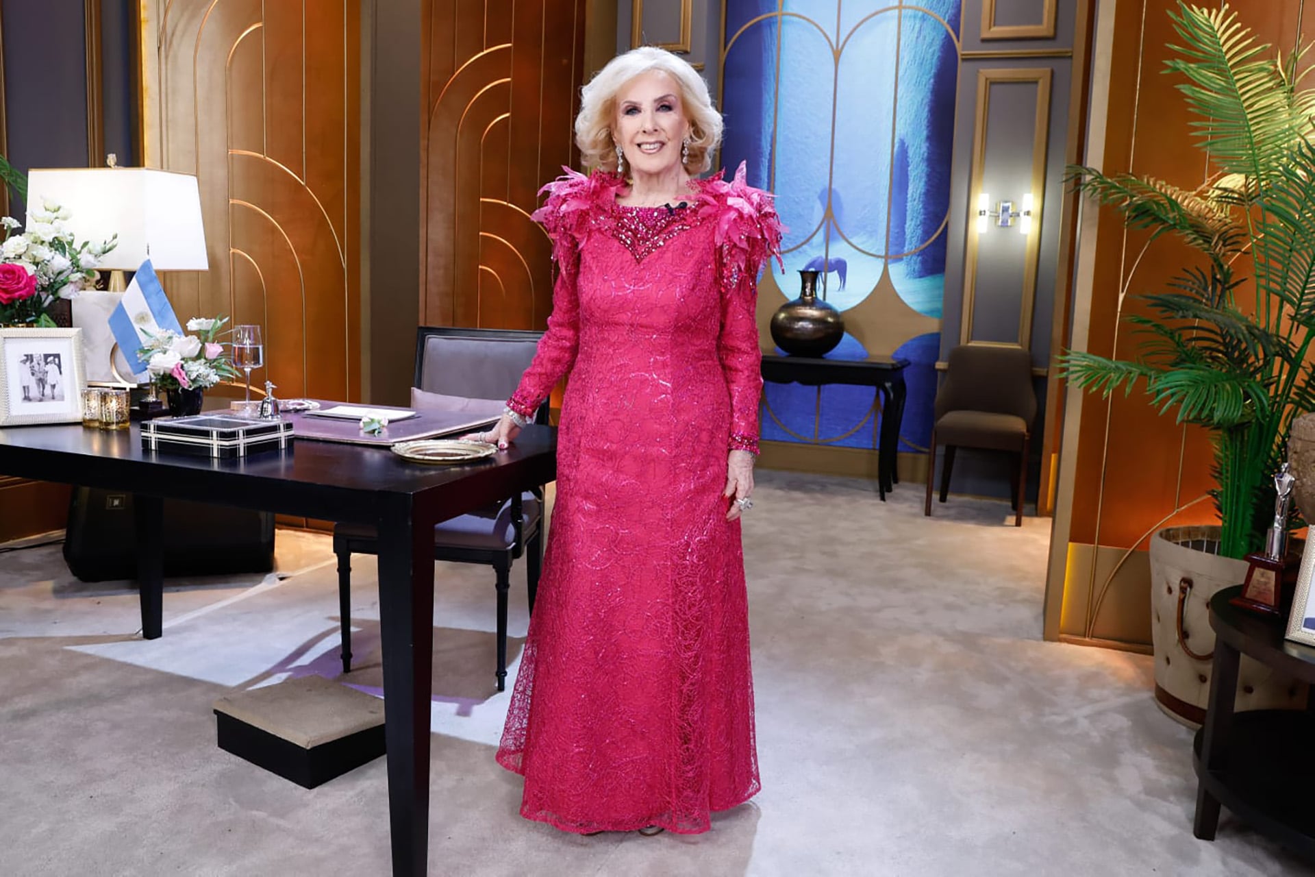 Mirtha eligió un vestido color fucisa de la colección de Claudio Cosano (Prensa El Trece)