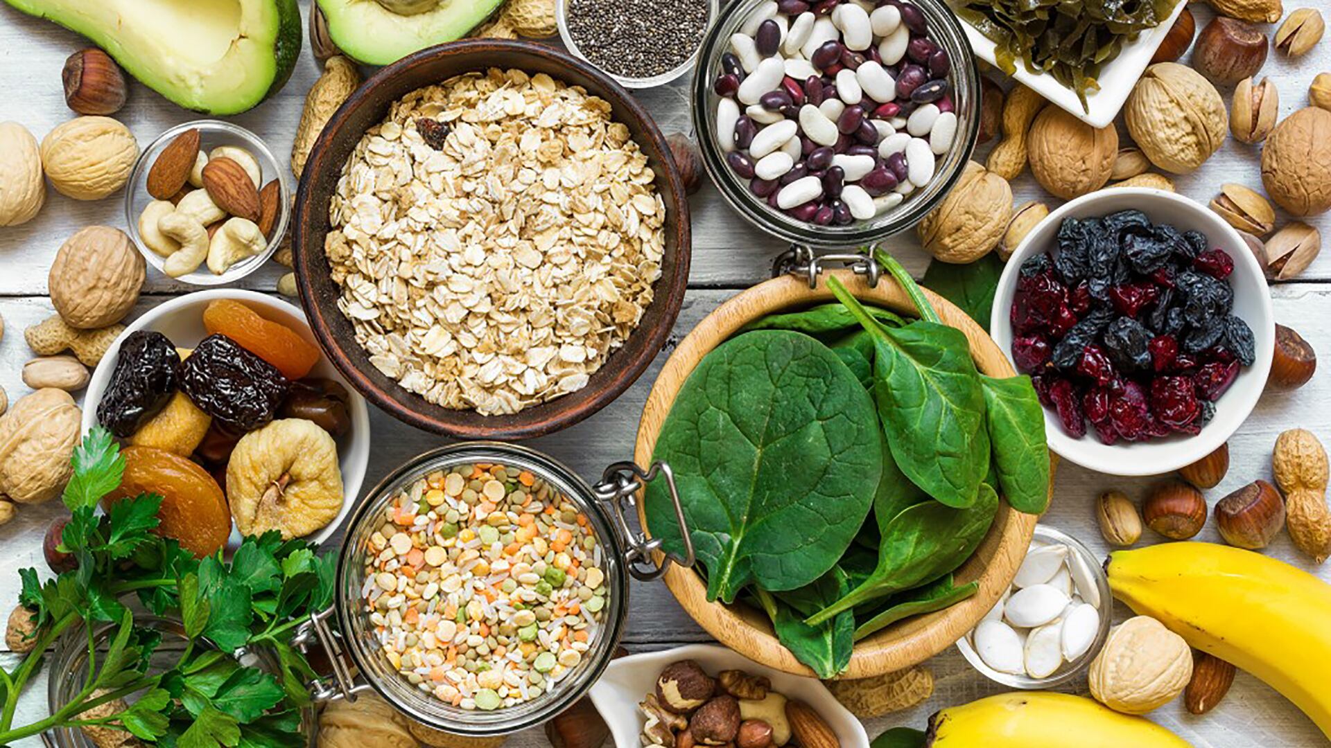 Porotos, lentejas, verduras de hoja verde y frutos secos figuran entre los principales alimentos ricos en magnesio recomendados por especialistas