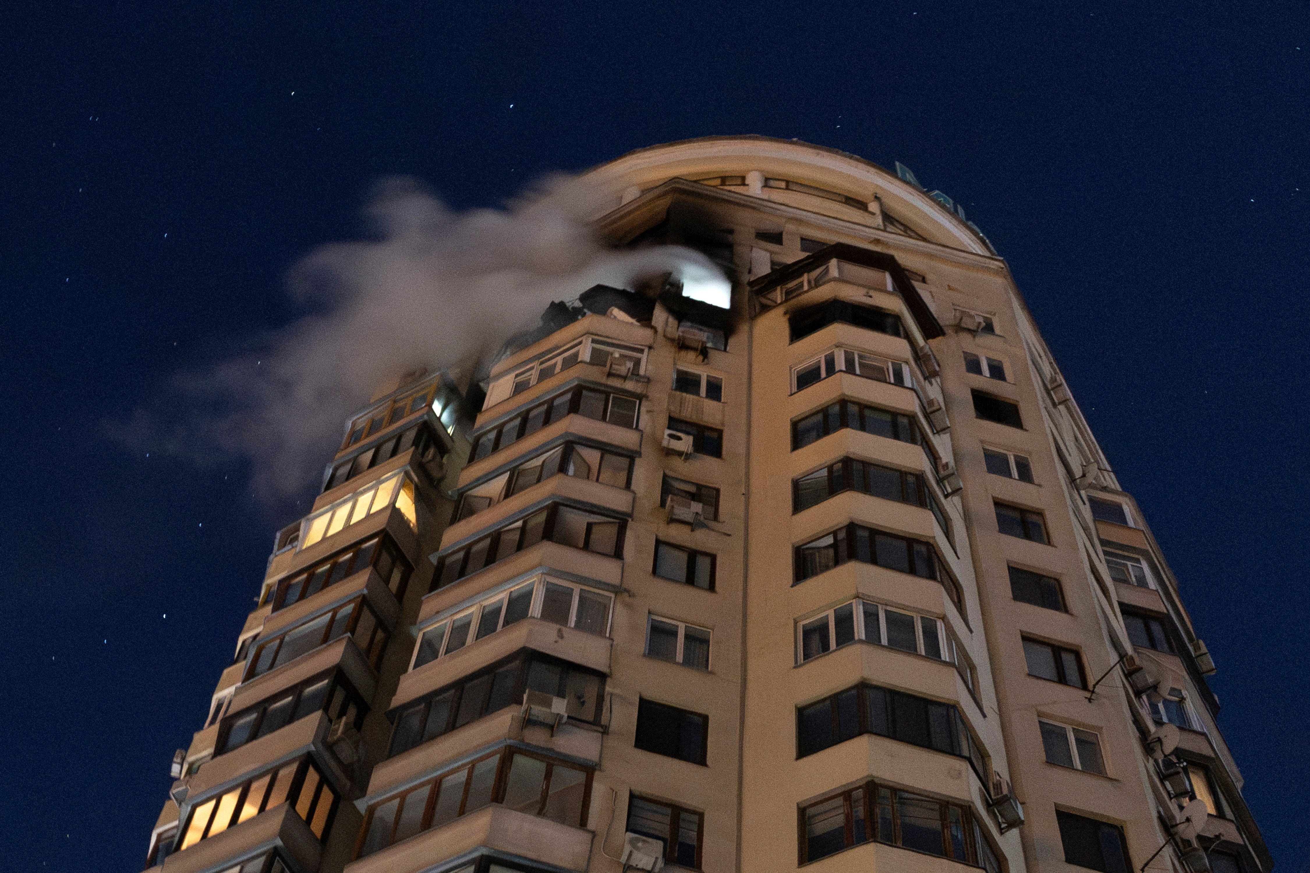 Humo sale de un edificio tras ser impactado por un dron durante el ataque que dejó a más de 1,000 edificios sin calefacción (REUTERS/Thomas Peter)