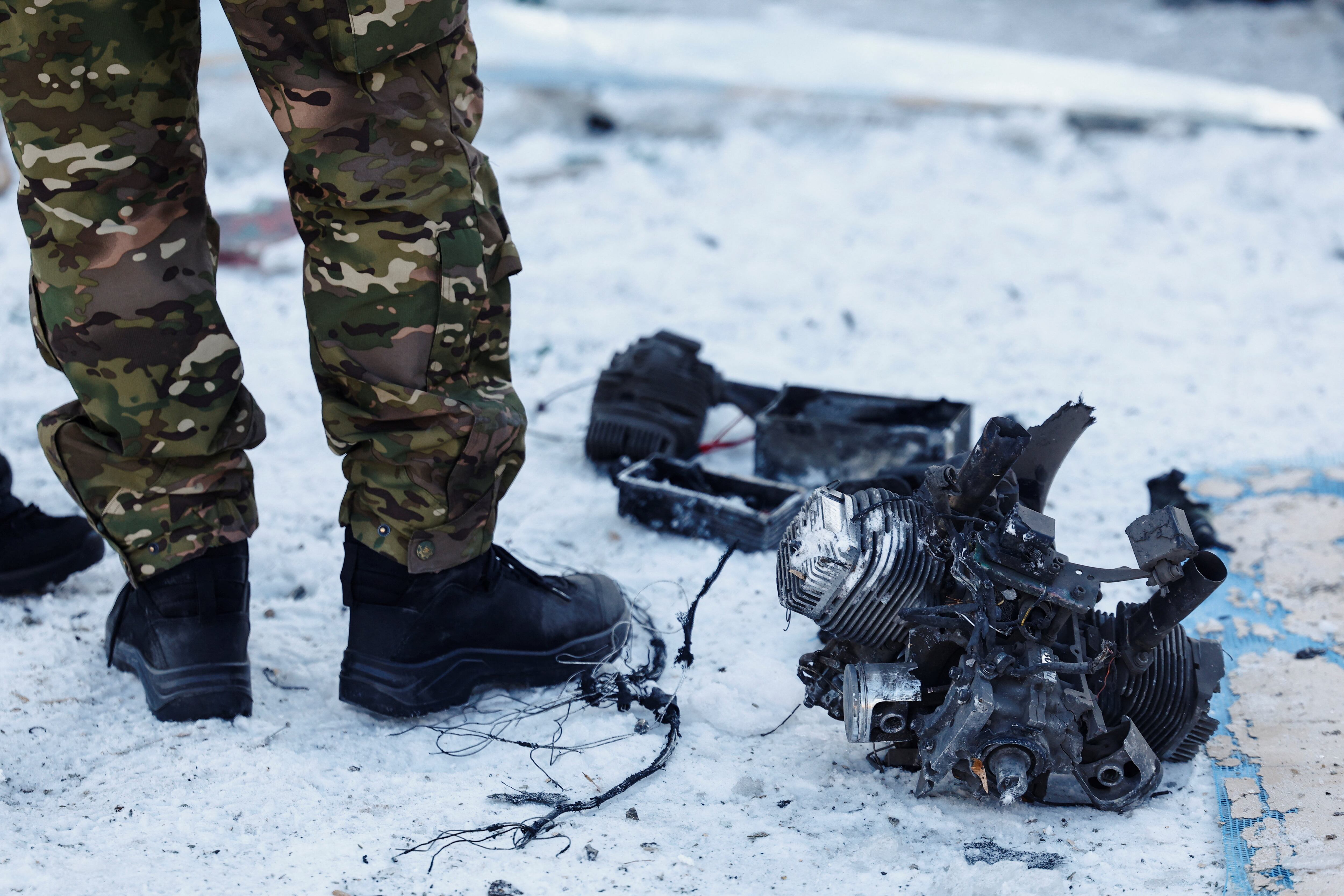 Restos de un dron suicida ruso encontrados en un edificio impactado. Ucrania interceptó o destruyó 412 drones del ataque (REUTERS/Valentyn Ogirenko)