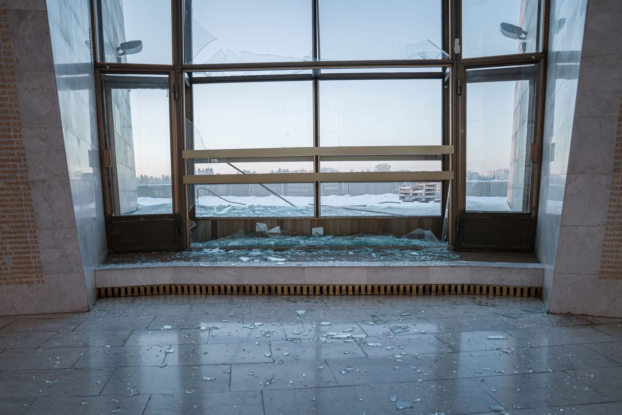 Cristales de una ventana del museo rotos tras el ataque que dañó la Sala de la Gloria al pie del monumento a la Patria en Kiev (Tetyana Berezhna/X )