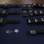 El ministro de Seguridad de Córdoba probó una descarga del guante eléctrico de la Policía y quedó de rodillas