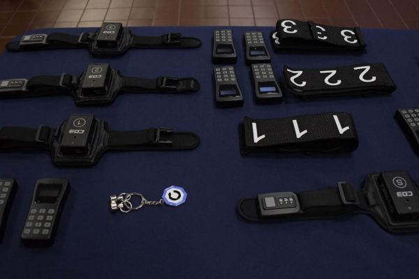 El ministro de Seguridad de Córdoba probó una descarga del guante eléctrico de la Policía y quedó de rodillas